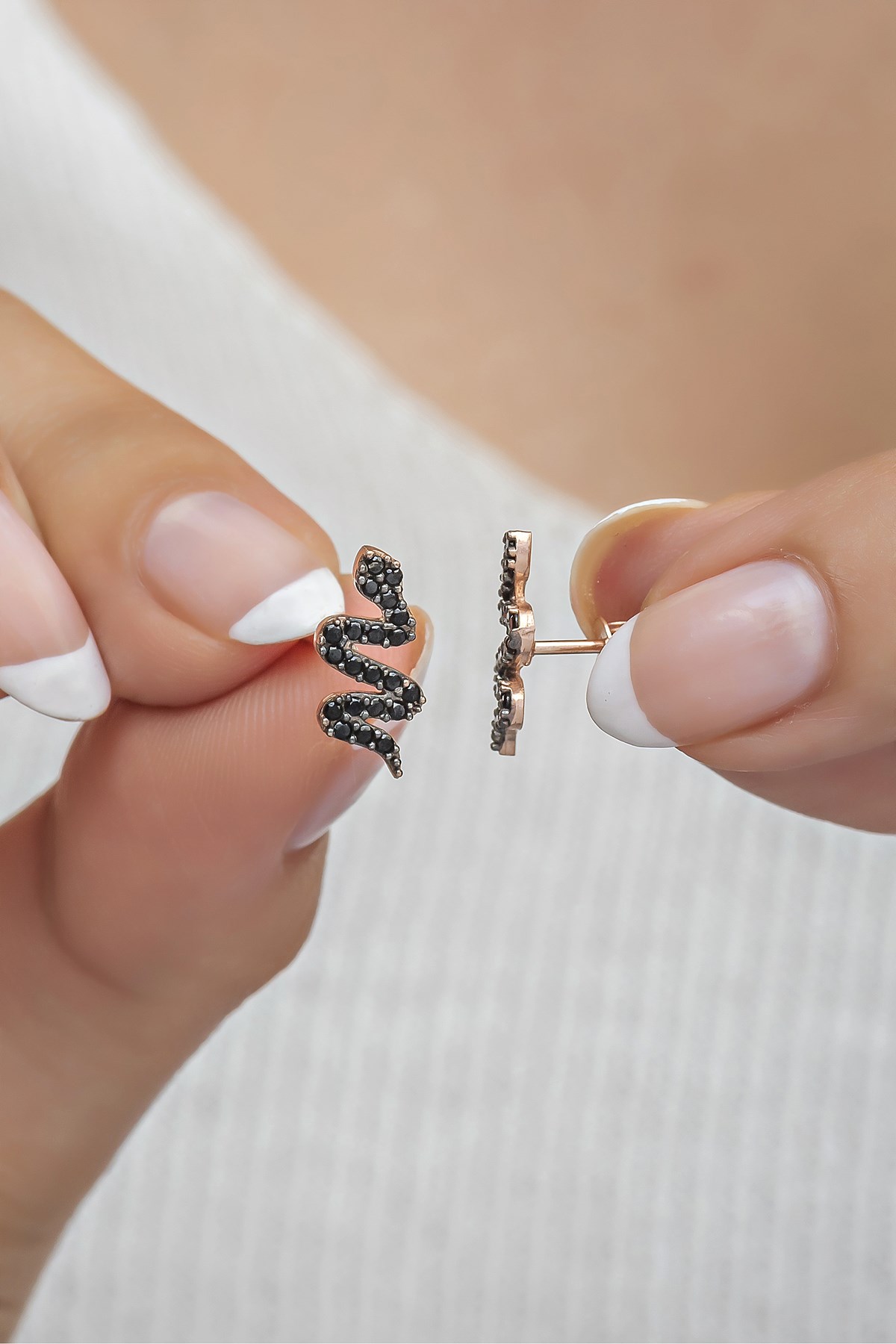 925 Ayar Gümüş Minik Siyah Zirkon Taşlı Yılan Küpe