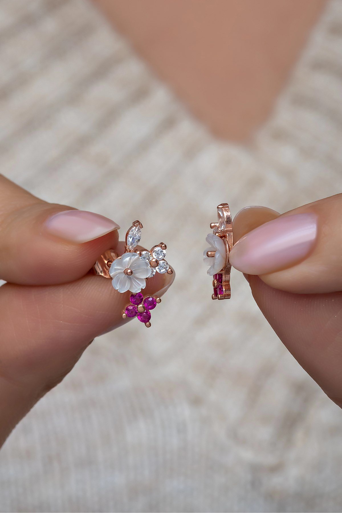 925 Ayar Gümüş Pembe Yonca Detaylı Manolya ÇiçeğiKüpe