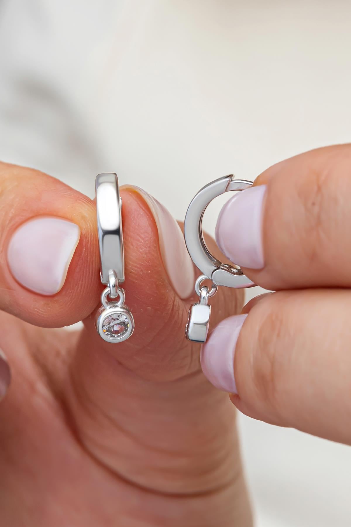 925 Ayar Gümüş Rodyum Kaplama 10 mm Sallantılı Tek Taşlı Küpe