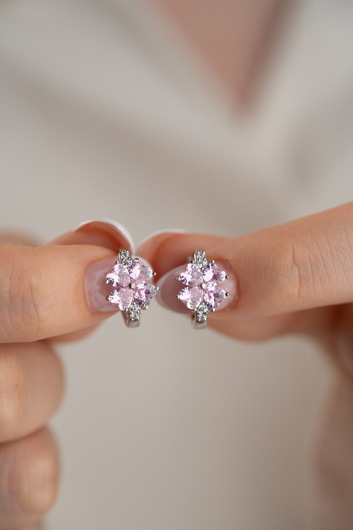 925 Ayar Gümüş Rodyum Kaplama 15 mm Pembe Taşlı Yonca Model Küpe