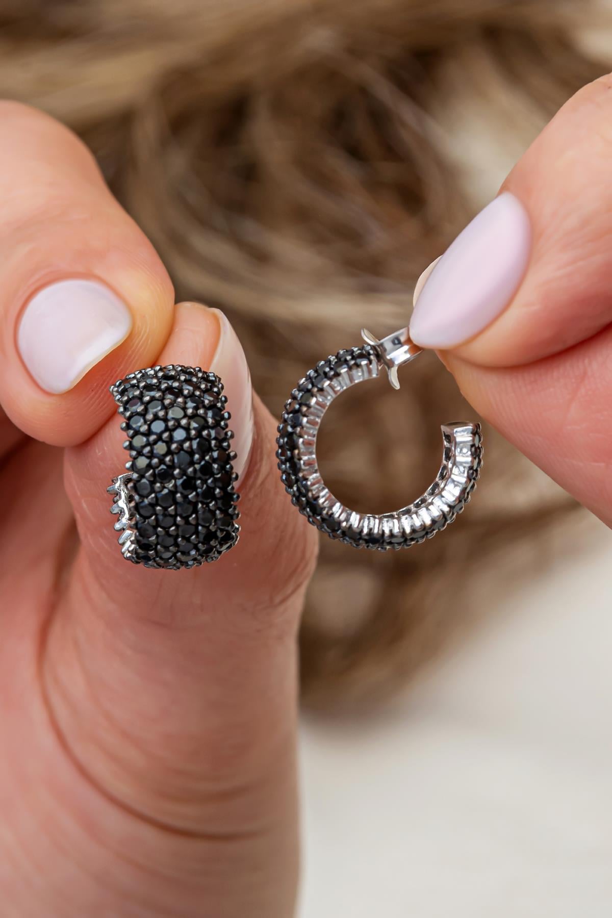 925 Ayar Gümüş Rodyum Kaplama 5 Sıra Siyah Taşlı Yarım Tur Küpe