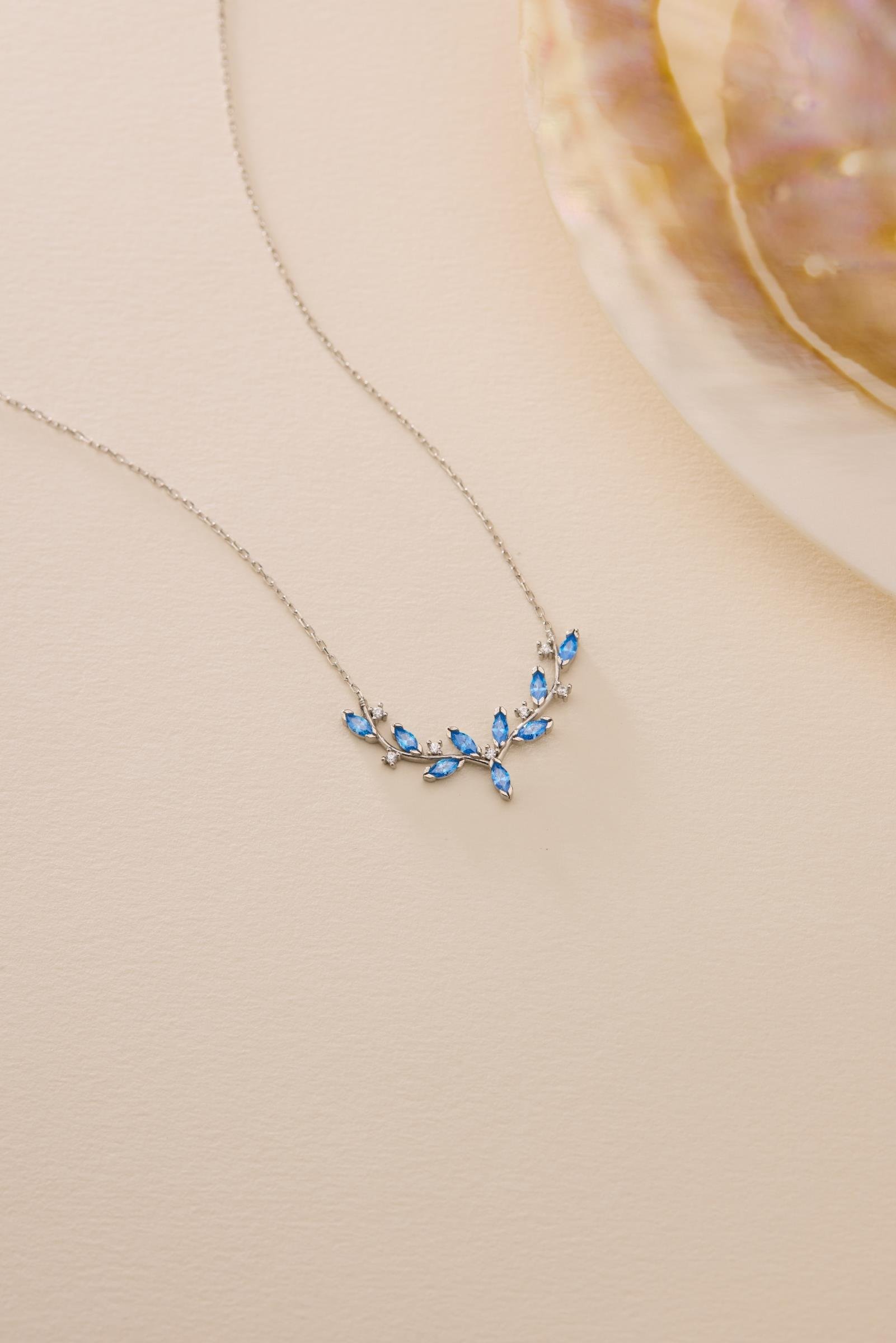 925 Ayar Gümüş Rodyum Kaplama Aquamarin Mekik Taşlı Zarif Sarmaşık Kolye