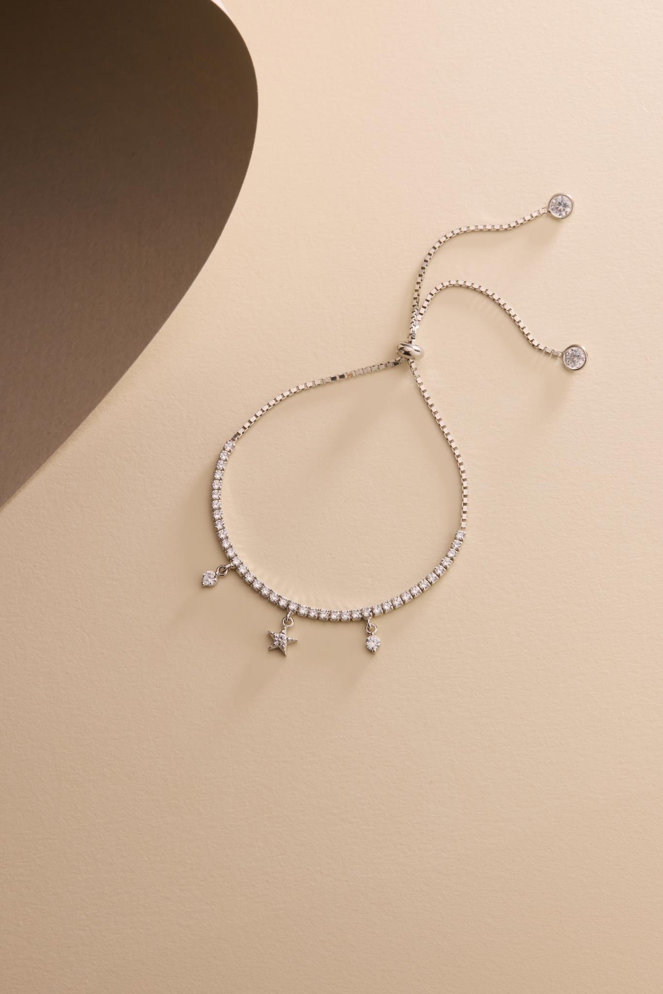 925 Ayar Gümüş Rodyum Kaplama Ayarlanabilir Asansörlü 2 mm Zirkon Taşlı Su Yolu Sallantı Yıldız Model Bileklik