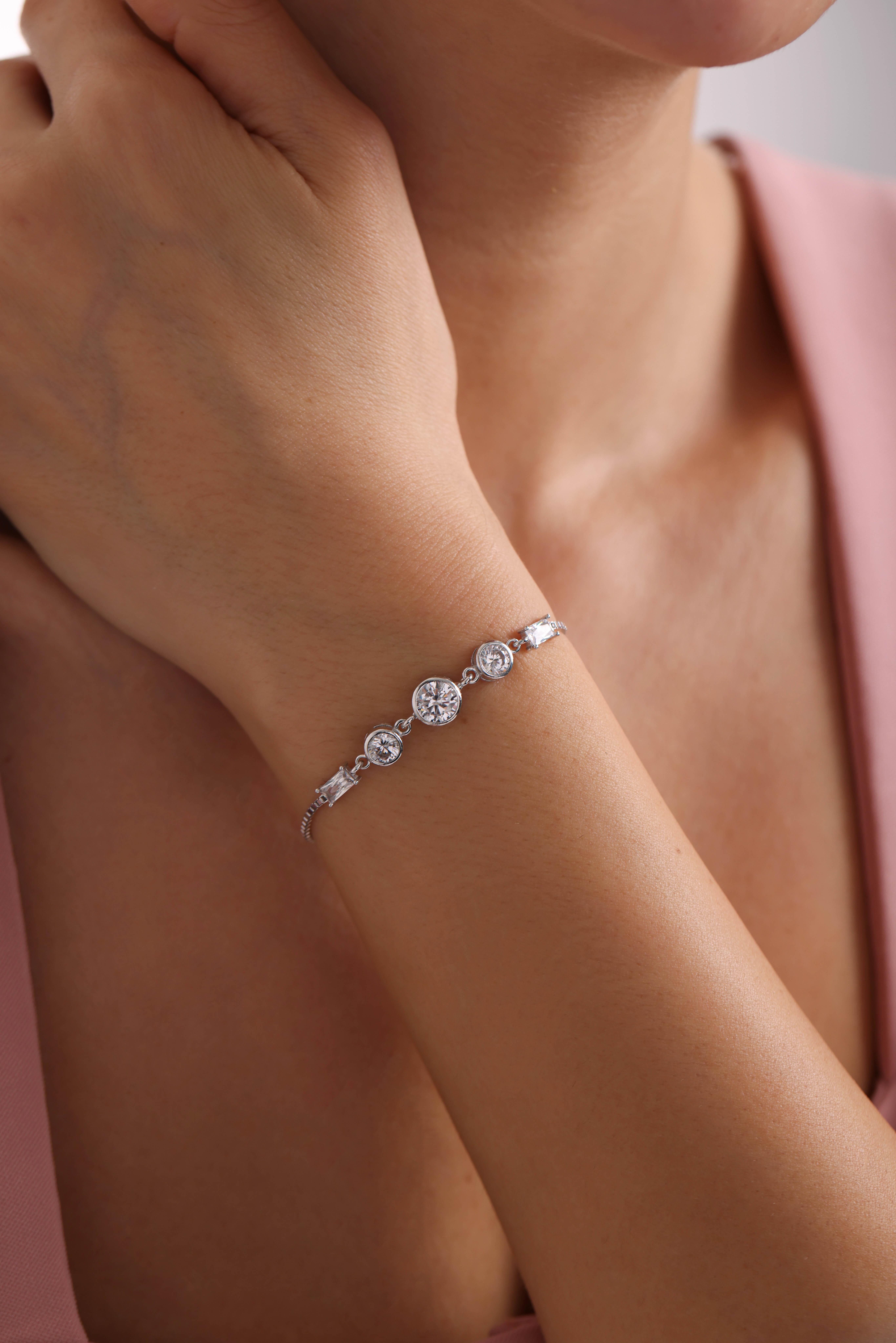 925 Ayar Gümüş Rodyum Kaplama Ayarlanabilir Asansörlü Üçtaş Model Bileklik 