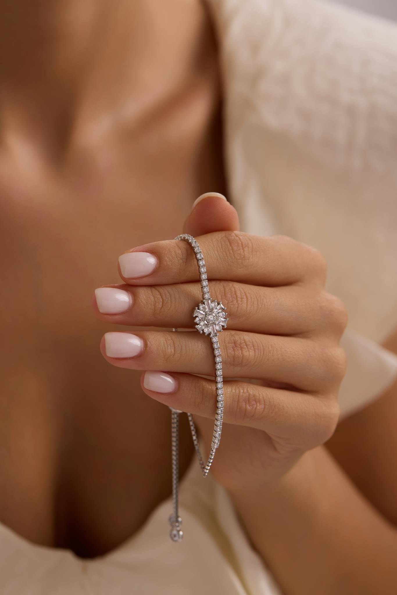 925 Ayar Gümüş Rodyum Kaplama Ayarlanabilir Asansörlü Su Yolu Çiçek Model Bileklik