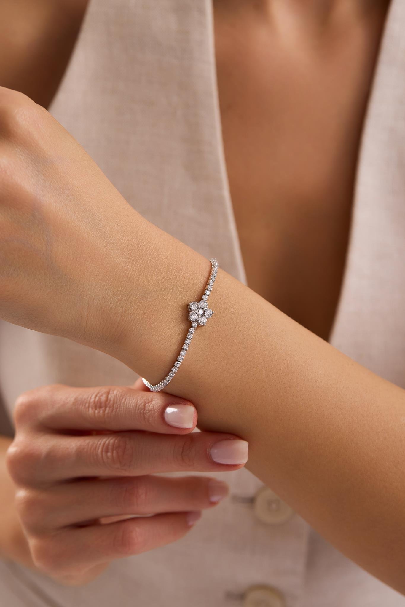 925 Ayar Gümüş Rodyum Kaplama Ayarlanabilir Asansörlü Çiçek Model Suyolu Bileklik