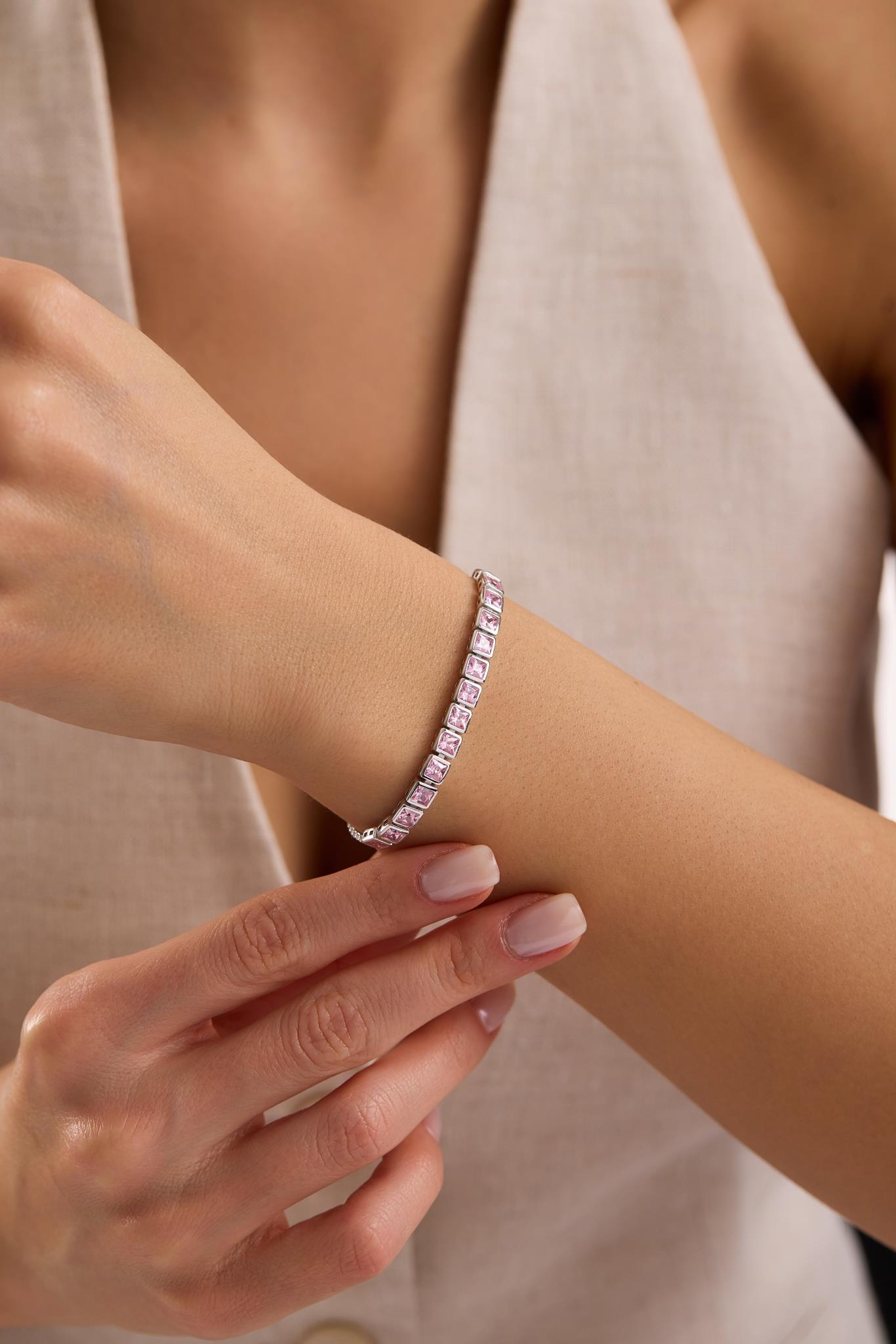 925 Ayar Gümüş Rodyum Kaplama Ayarlanabilir Asansörlü  Sıralı Kare Pembe Taşlı Bileklik