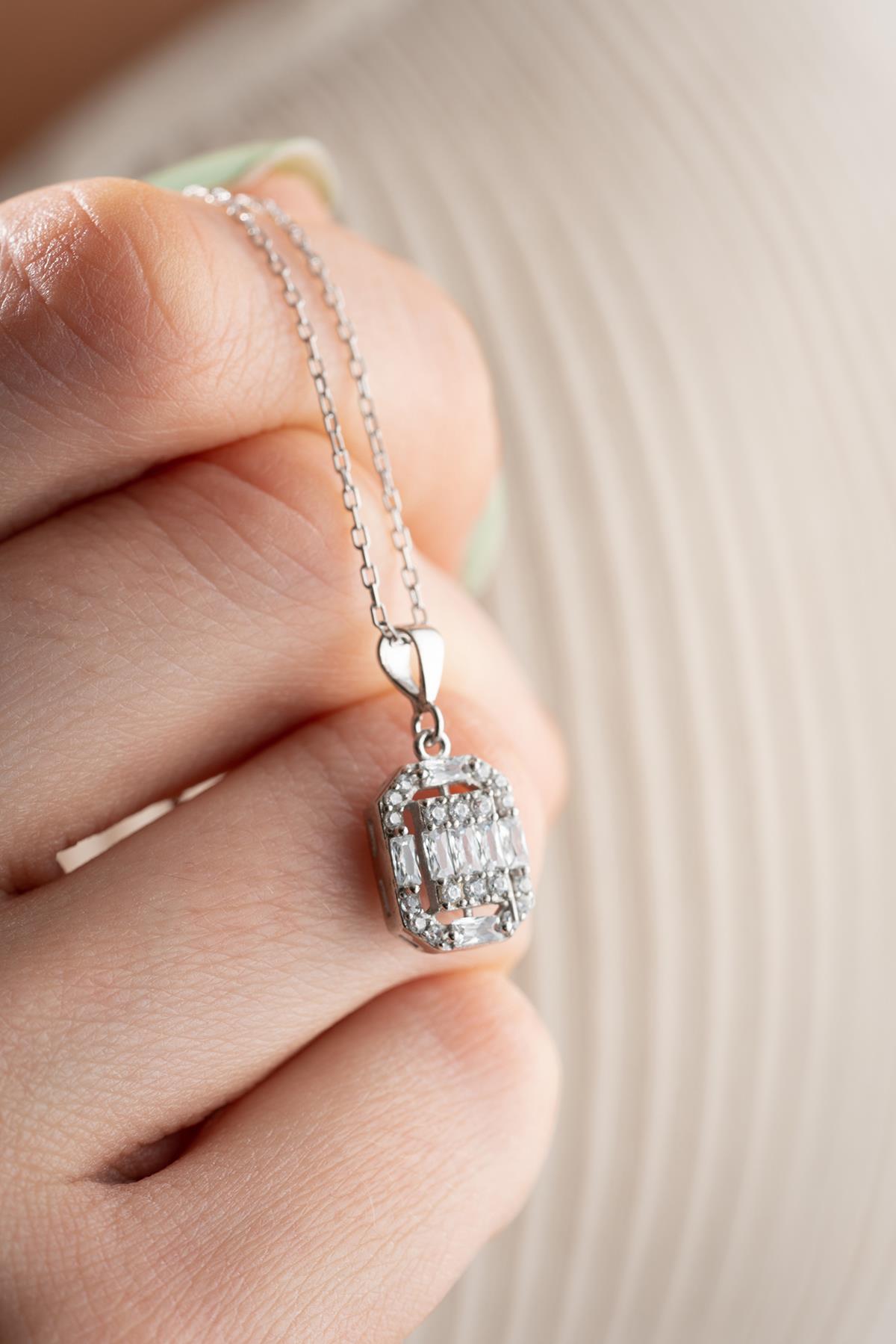 925 Ayar Gümüş Rodyum Kaplama Baget Taşlı  Kolye