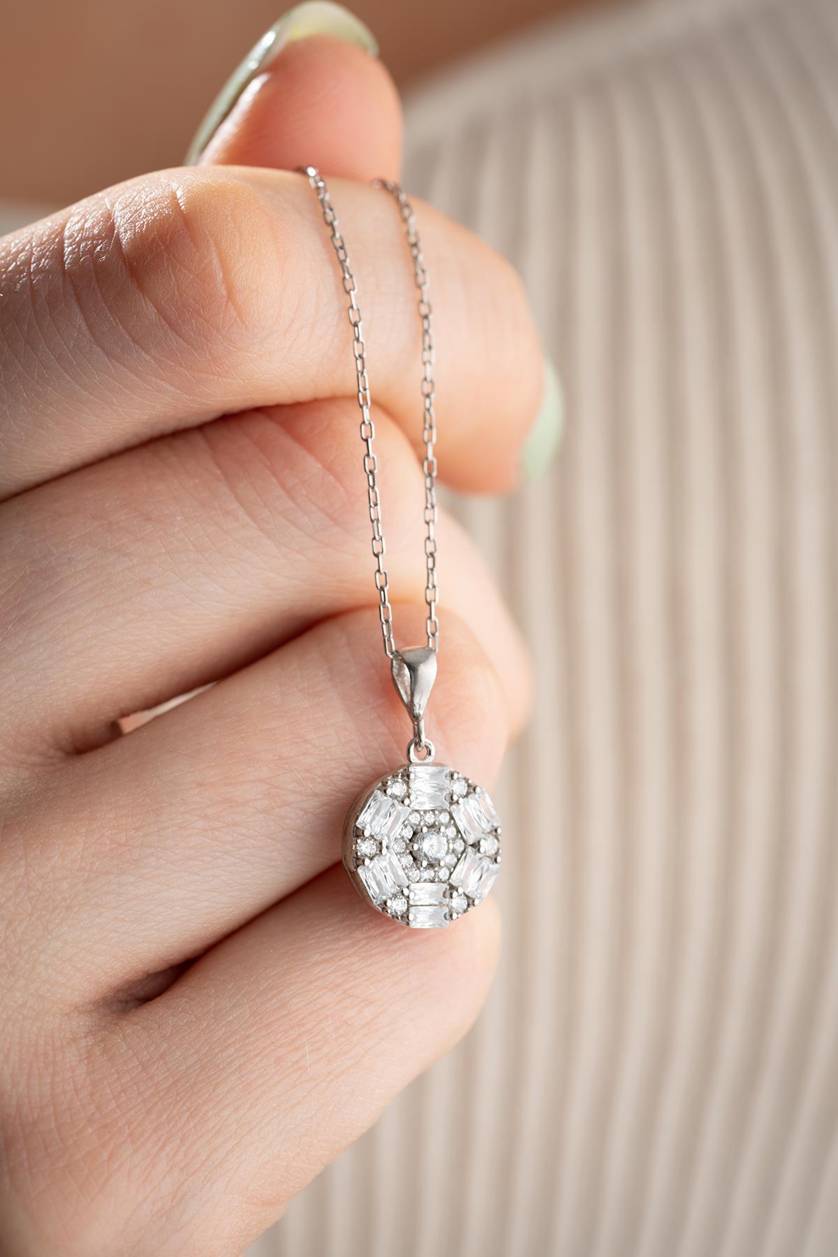 925 Ayar Gümüş Rodyum Kaplama Baget Taşlı Yuvarlak Kolye