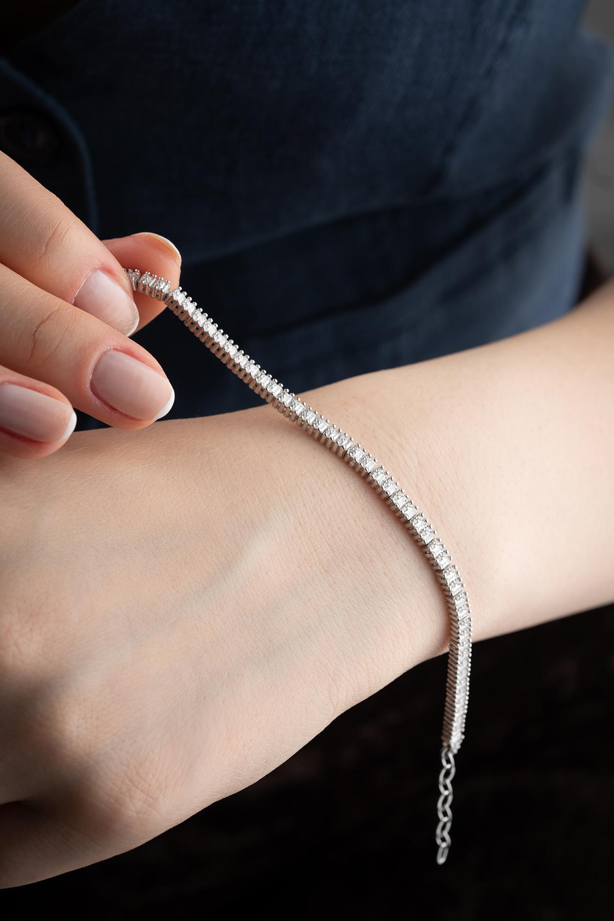 925 Ayar Gümüş Rodyum Kaplama Baget Taşlı Suyolu Bileklik 