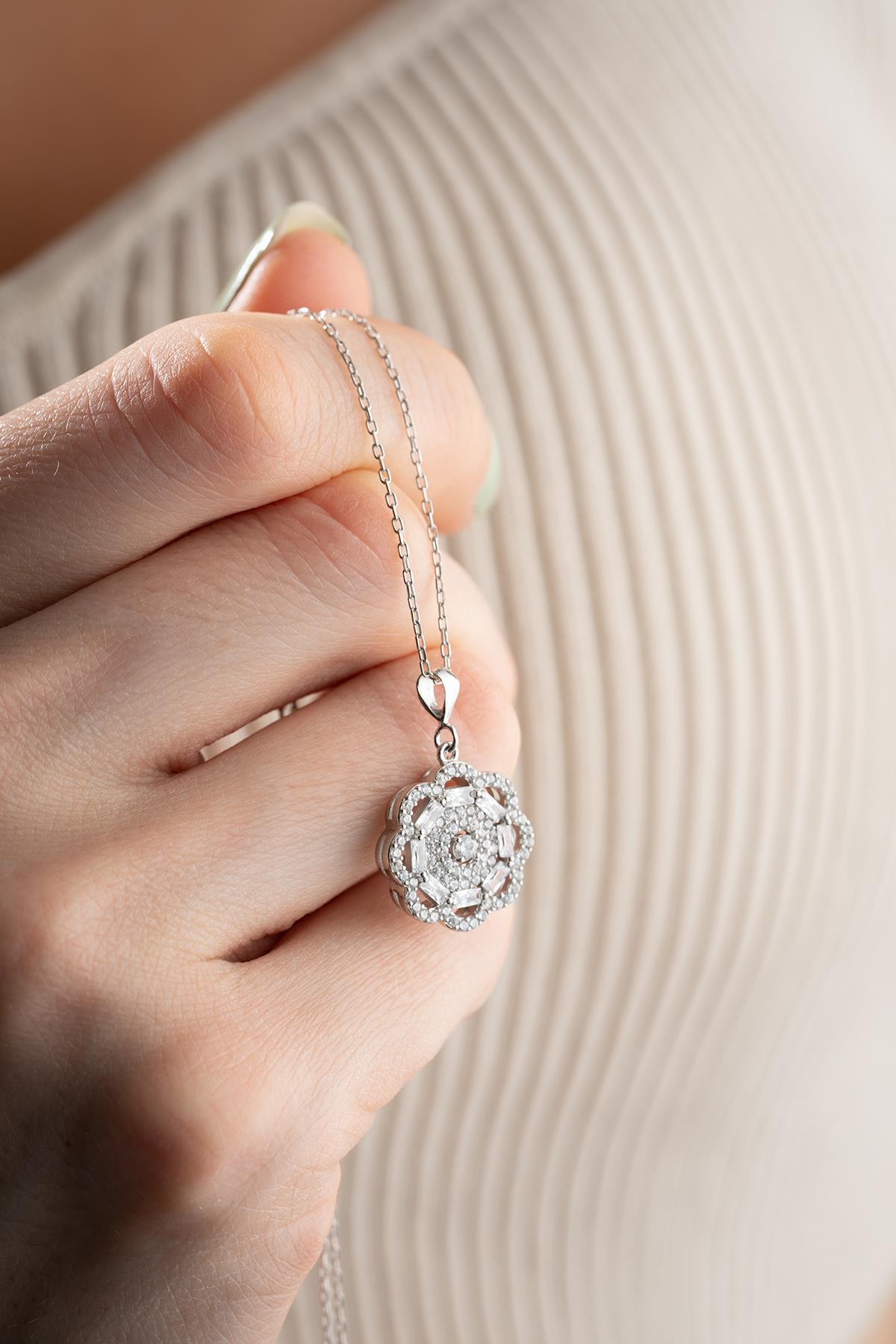 925 Ayar Gümüş Rodyum Kaplama Baget Taşlı Çiçek Tasarım Kolye