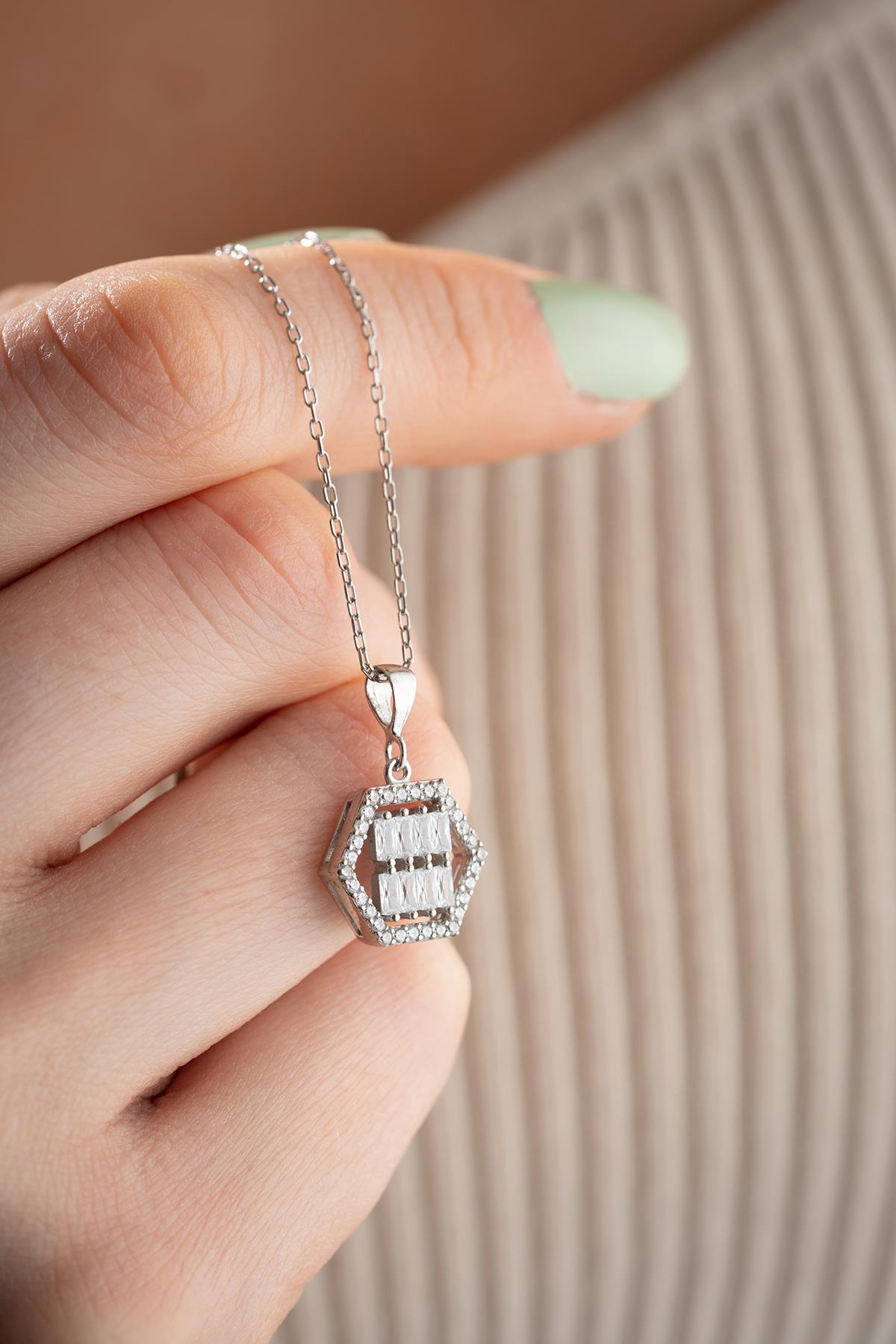 925 Ayar Gümüş Rodyum Kaplama Baget Taşlı Altıgen Tasarım Kolye