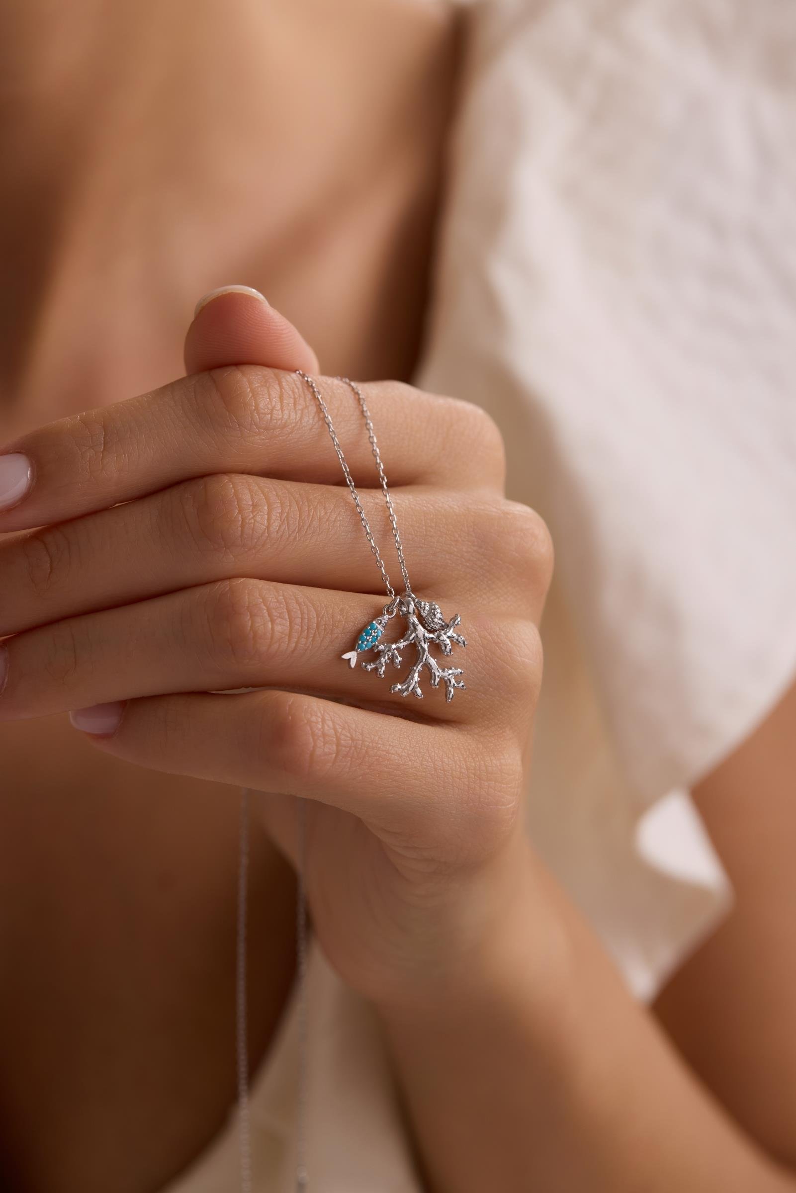 925 Ayar Gümüş Rodyum Kaplama Balık Ve Deniz Kabuğu Detaylı Deniz Mercanı Kolye