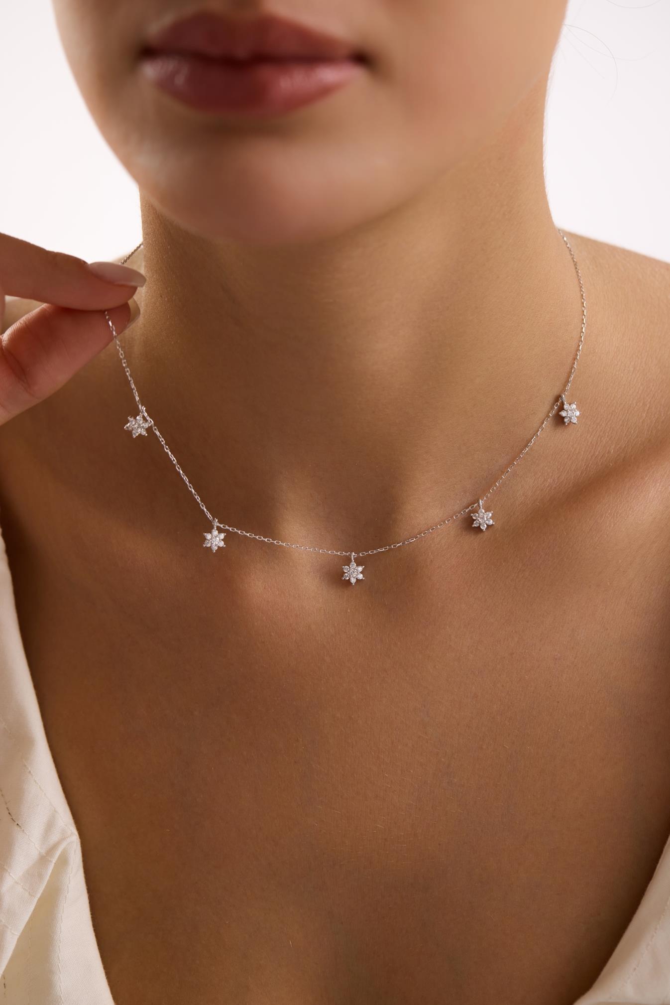 925 Ayar Gümüş Rodyum Kaplama Beyaz Taşlı Minimal Çiçek Şans Kolye