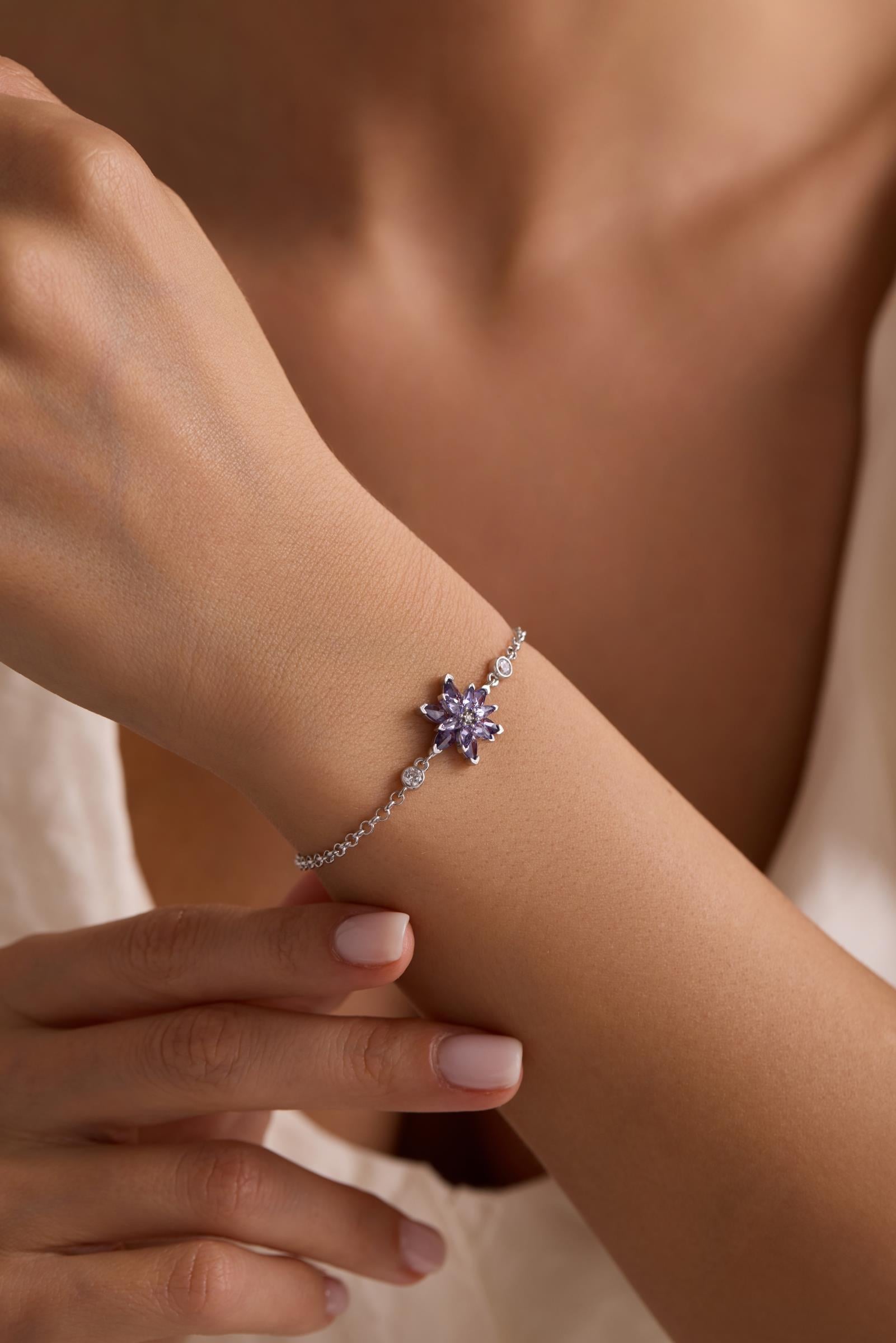 925 Ayar Gümüş Rodyum Kaplama Doç Zincirli Mor Taşlı Lotus Çiçeği Bileklik