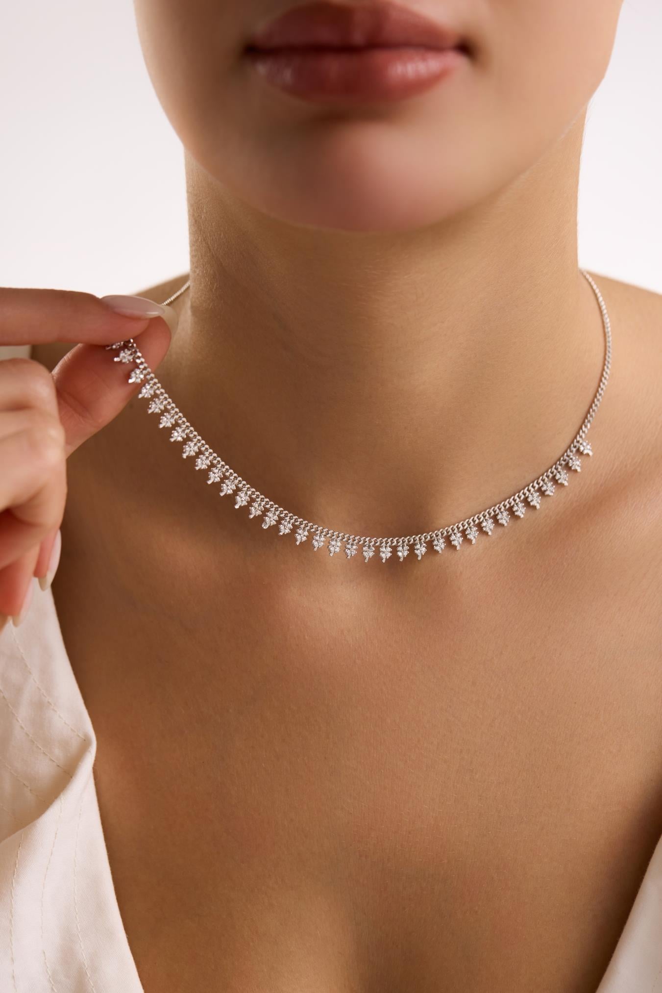 925 Ayar Gümüş Rodyum Kaplama Gurmet Zircirli Minimal Yonca Model Kolye