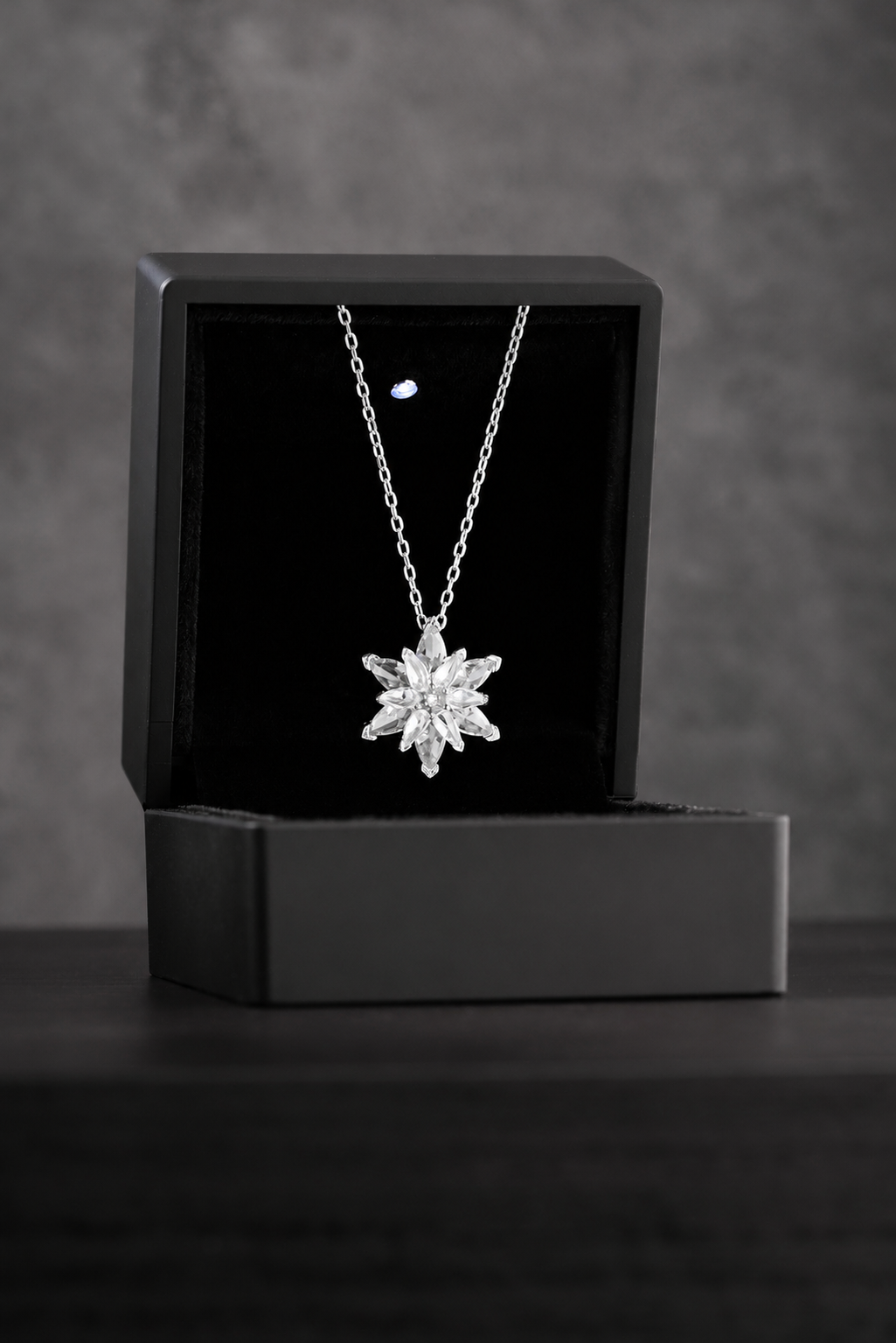 925 Ayar Gümüş Rodyum Kaplama Işıklı Kutuda Gold Beyaz Taşlı Lotus Çiçeği Kolye