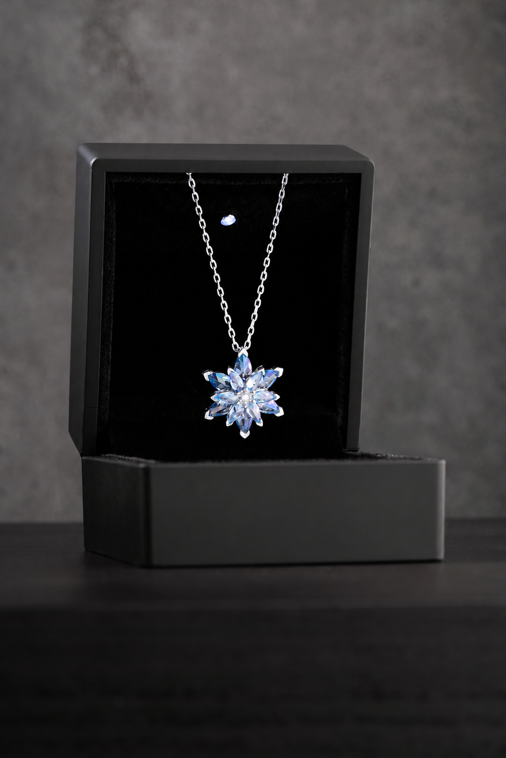 925 Ayar Gümüş Rodyum Kaplama Işıklı Kutuda Gold Aquamarin Taşlı Lotus Çiçeği Kolye