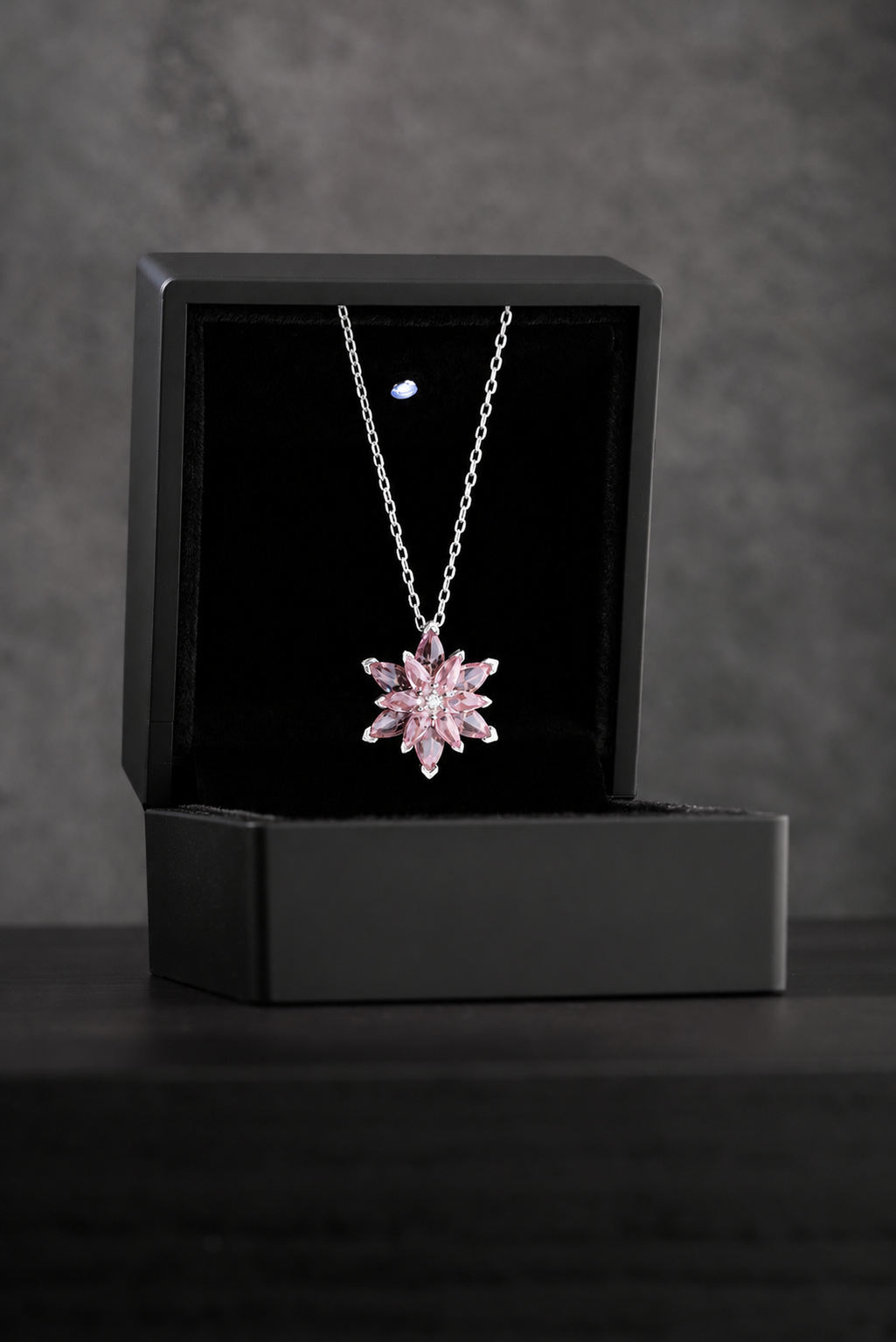 925 Ayar Gümüş Rodyum Kaplama Işıklı Kutuda Gold Pembe Taşlı Lotus Çiçeği Kolye
