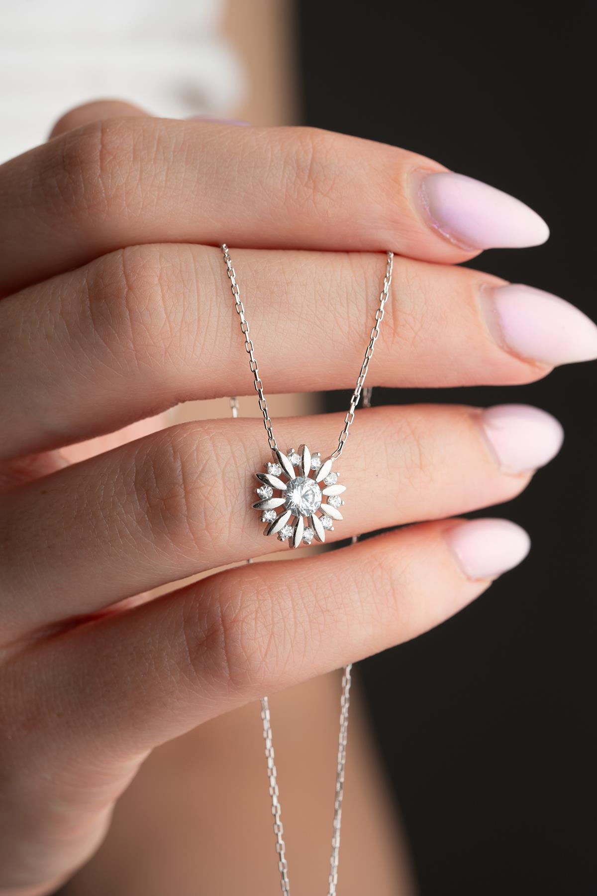 925 Ayar Gümüş Rodyum Kaplama Işıltılı Tektaş Güneş Kolye