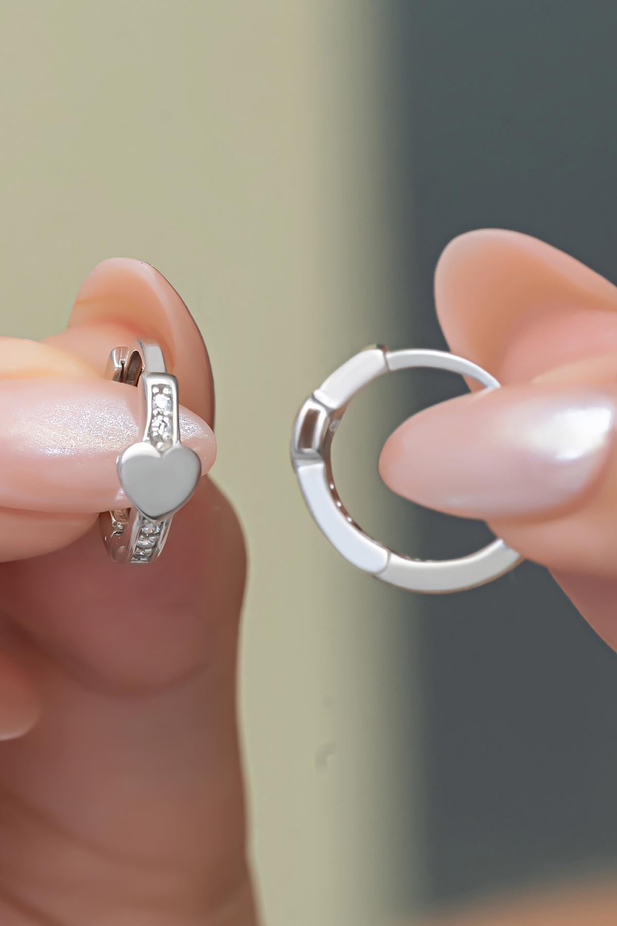 925 Ayar Gümüş Rodyum Kaplama Kalp Detaylı 12 mm Halka Küpe