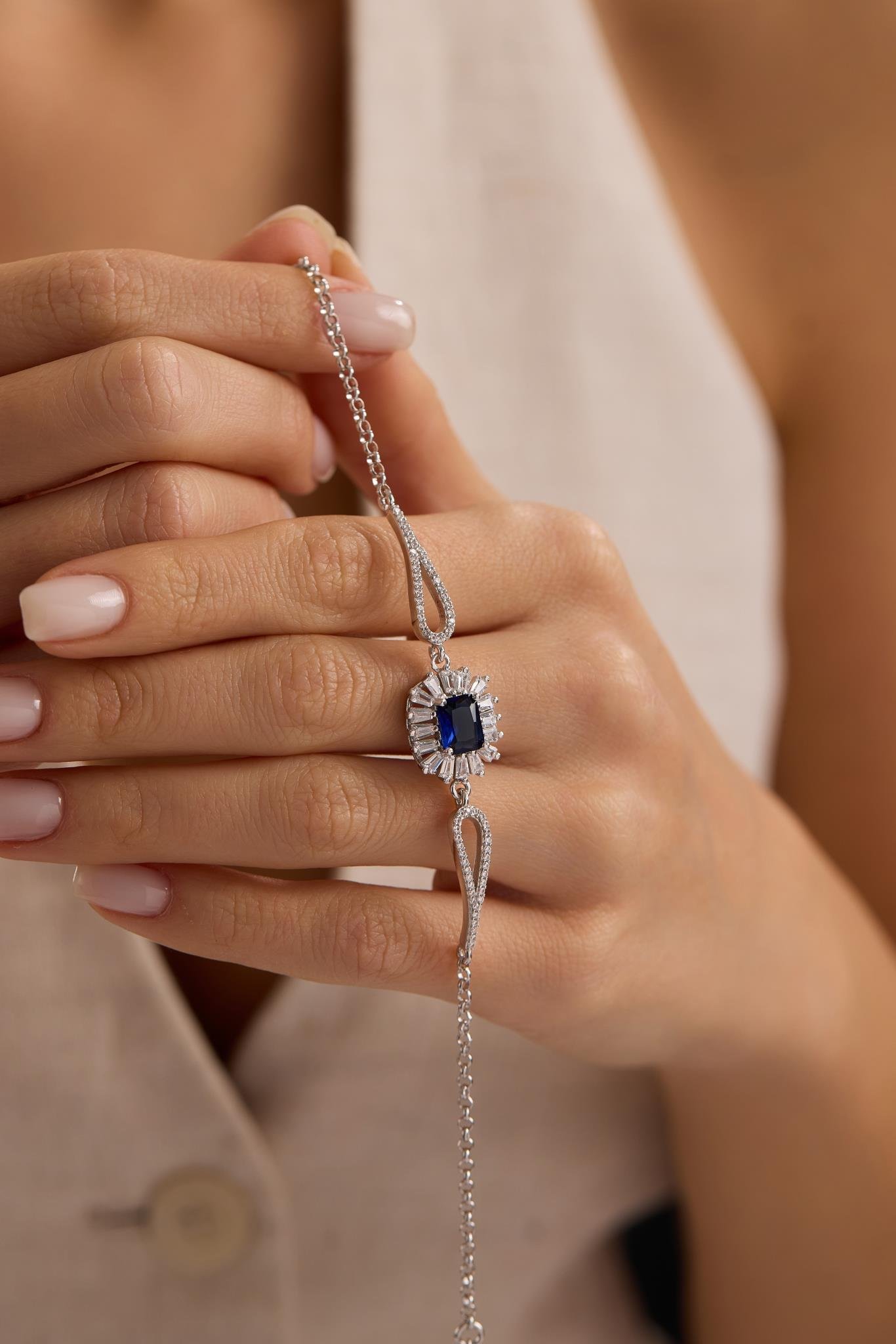 925 Ayar Gümüş Rodyum Kaplama Kelepçe Model Baget Mavi Tektaş Bileklik