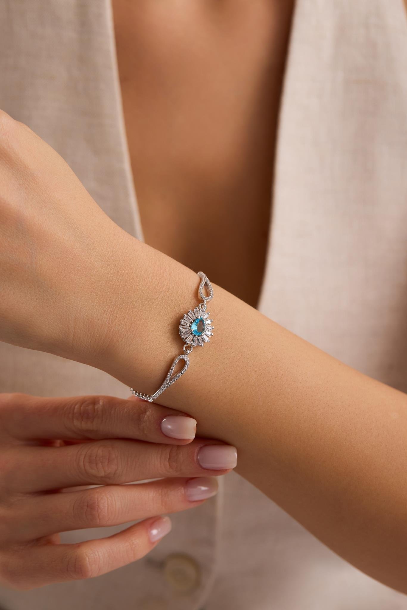 925 Ayar Gümüş Rodyum Kaplama Kelepçe Model Damla Aquamarin Tektaş Bileklik