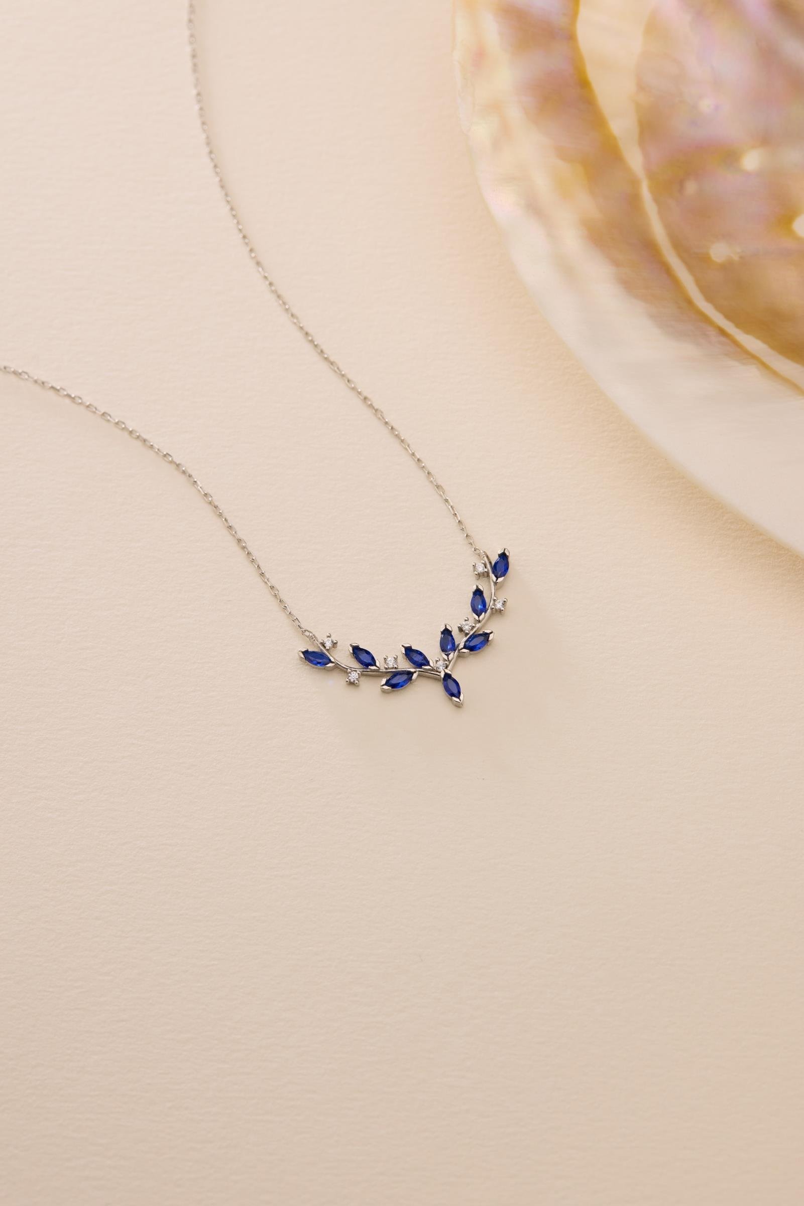 925 Ayar Gümüş Rodyum Kaplama Mavi Mekik Taşlı Zarif Sarmaşık Kolye