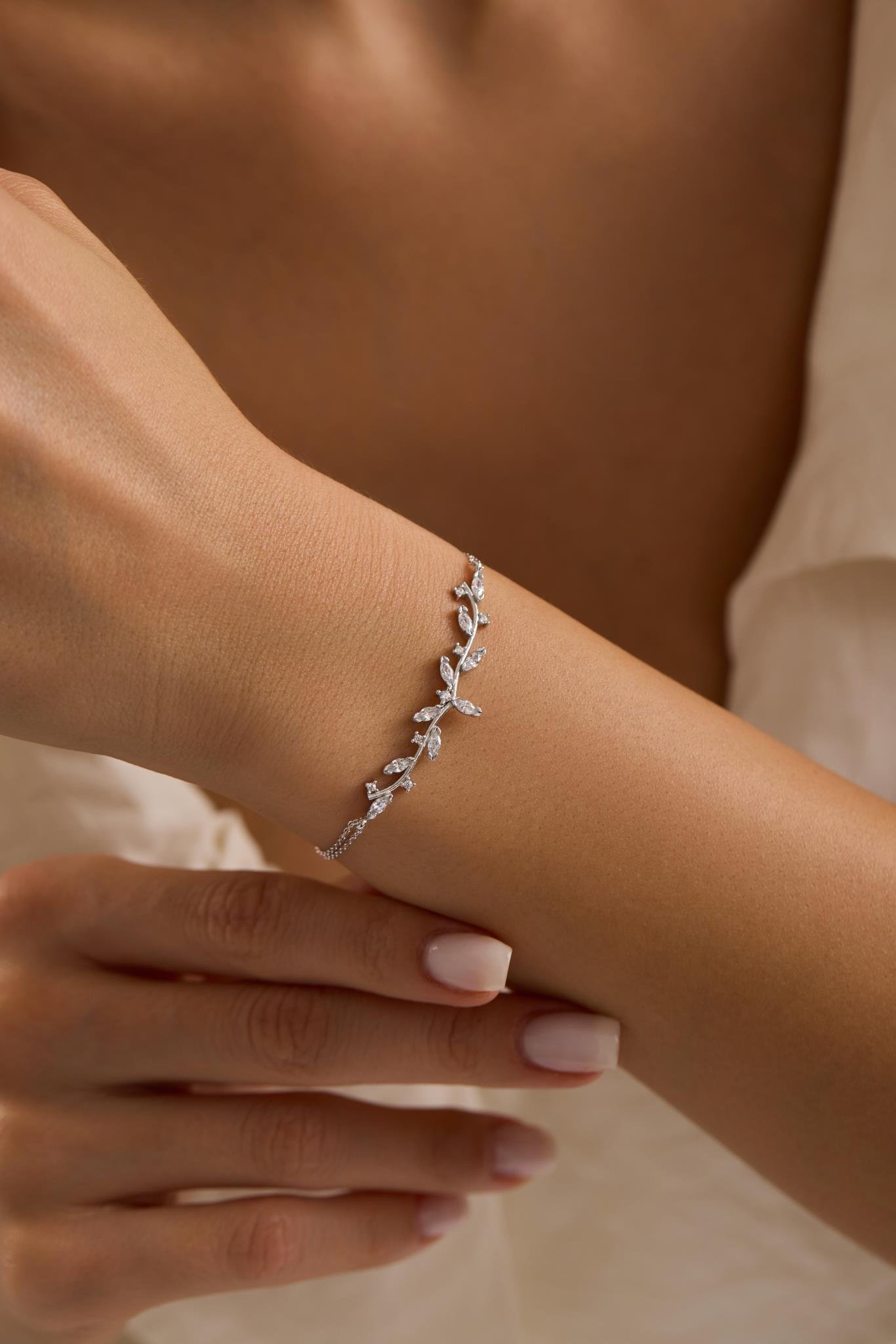 925 Ayar Gümüş Rodyum Kaplama Mekik Taşlı Zarif Sarmaşık Bileklik