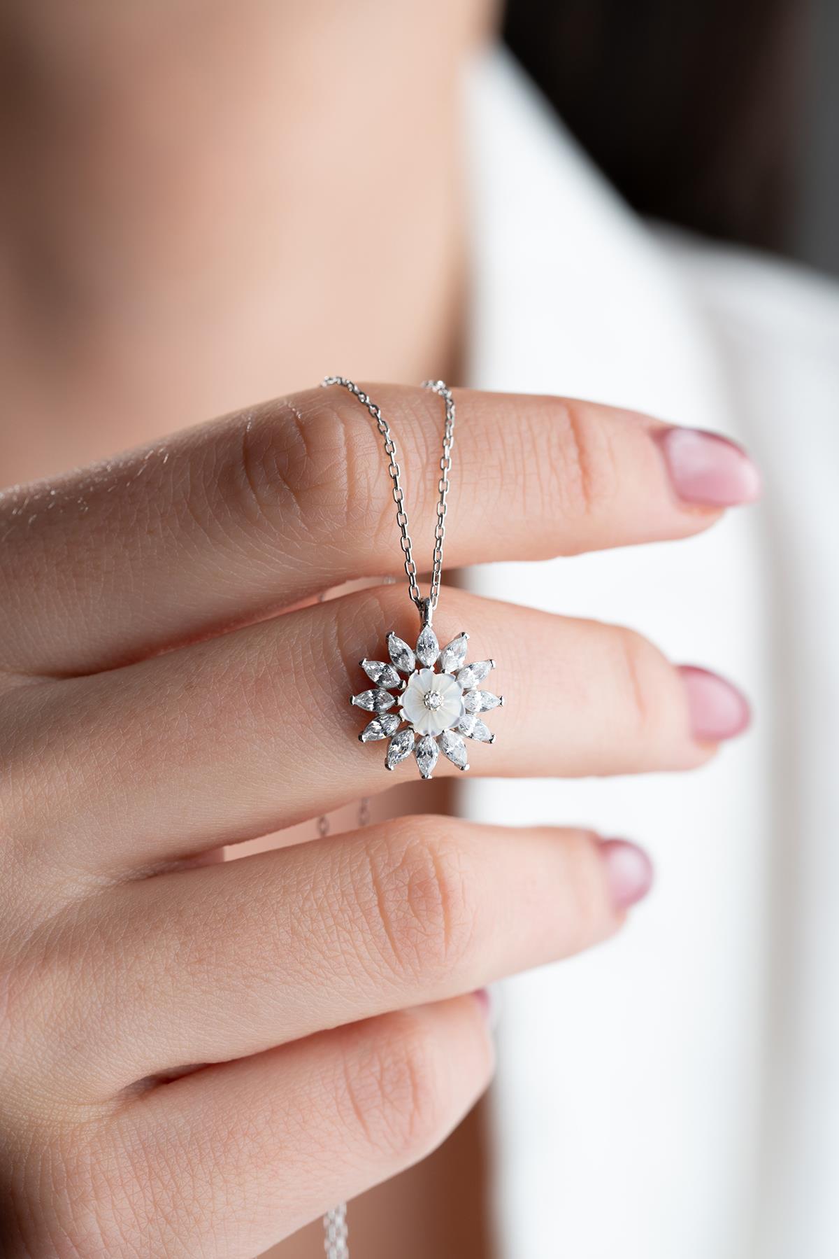 925 Ayar Gümüş Rodyum Kaplama Mekik Taşlı Manolya Çiçeği Kolye