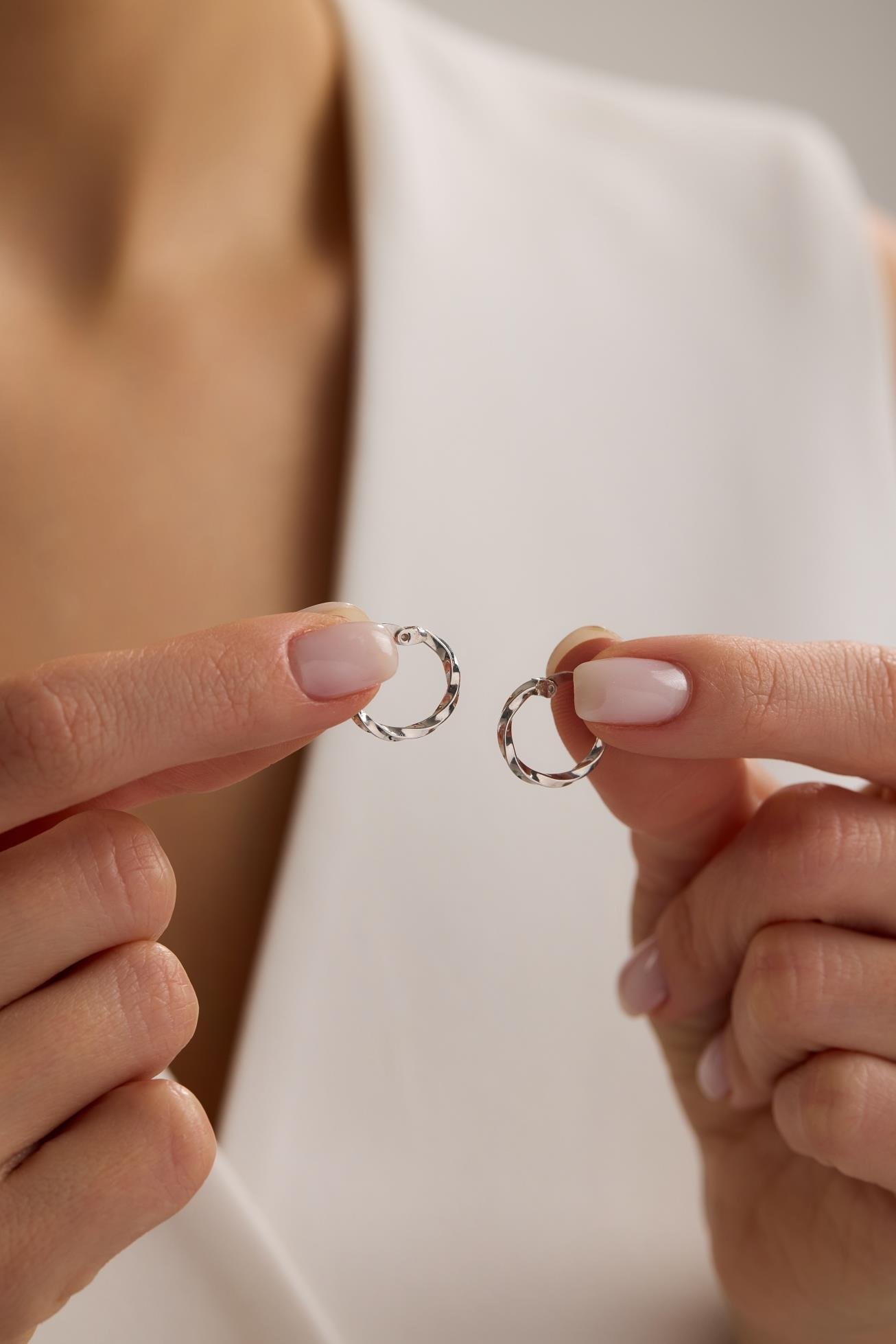 925 Ayar Gümüş Rodyum Kaplama Minimal 15 mm Halka Burgu Şarnel Küpe