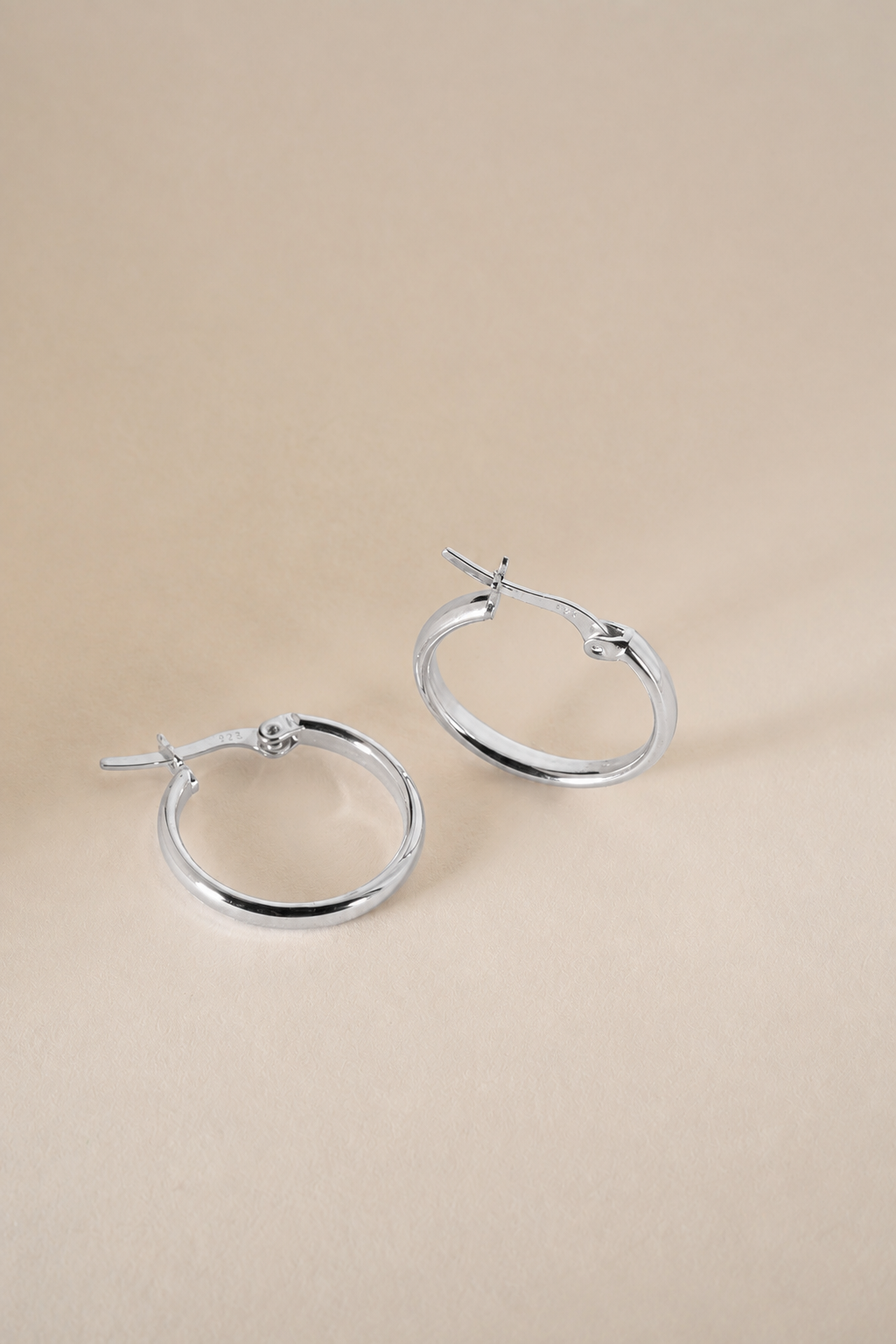 925 Ayar Gümüş Rodyum Kaplama Oval 20 mm Şarnel Halka Küpe