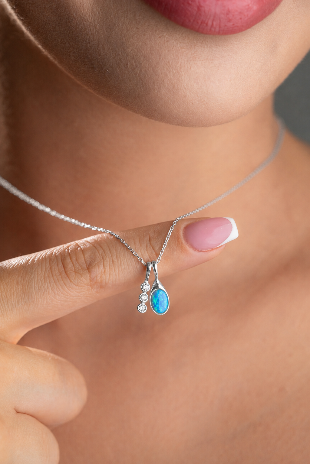 925 Ayar Gümüş Rodyum Kaplama Oval Opal Taşlı Zirkon Taş Figürlü Kolye