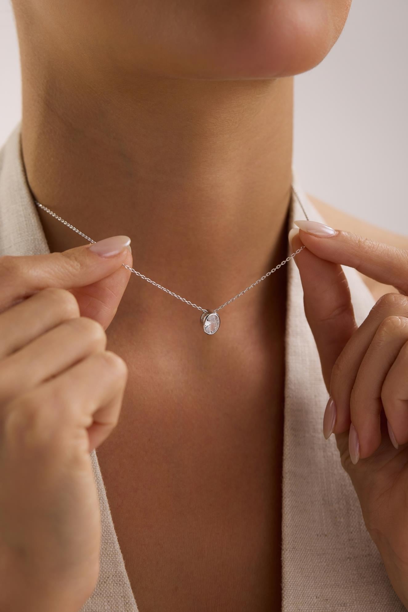 925 Ayar Gümüş Rodyum Kaplama Oval Tasarım Tektaş Kolye