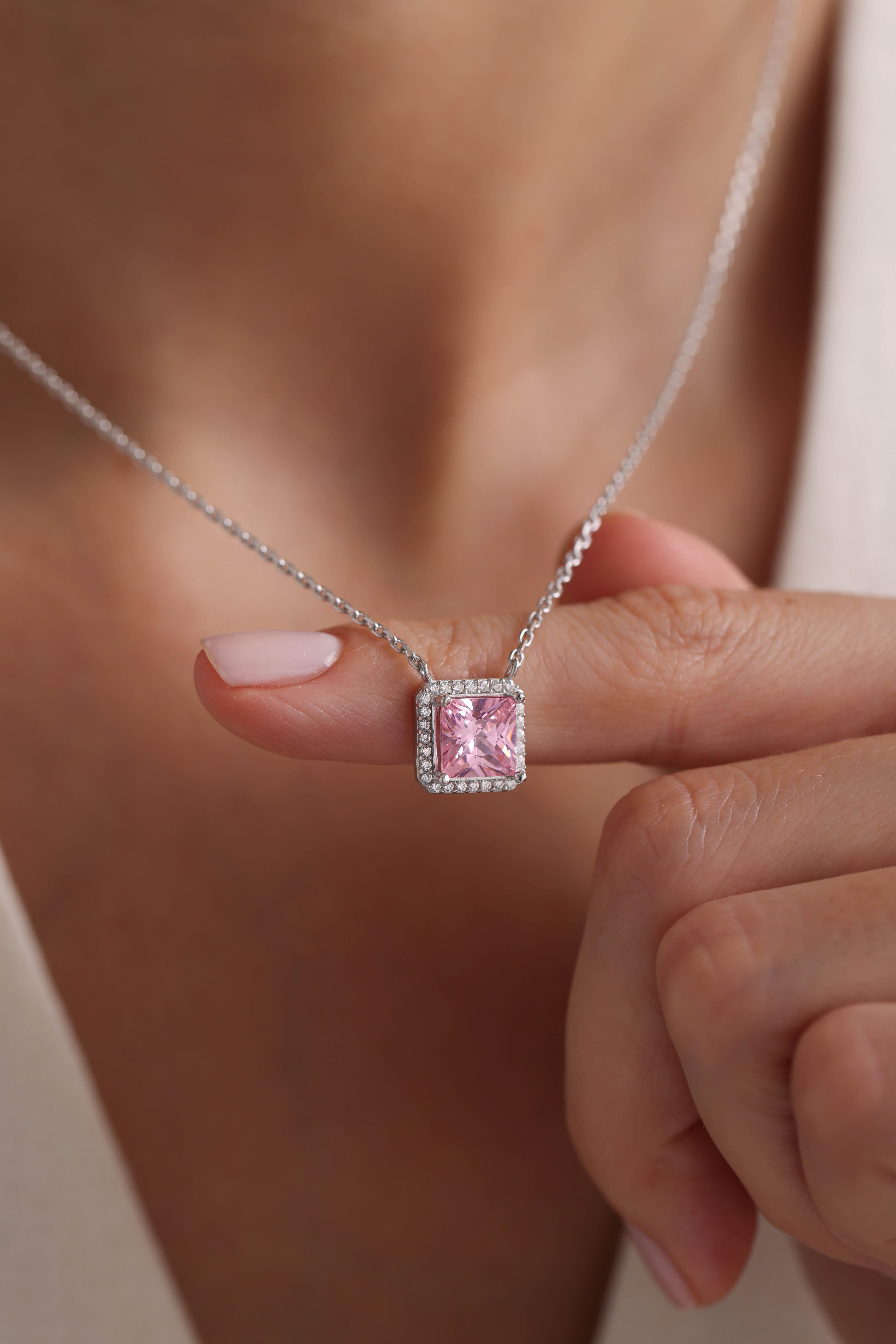 925 Ayar Gümüş Rodyum Kaplama Pembe Kare Tektaş Kolye