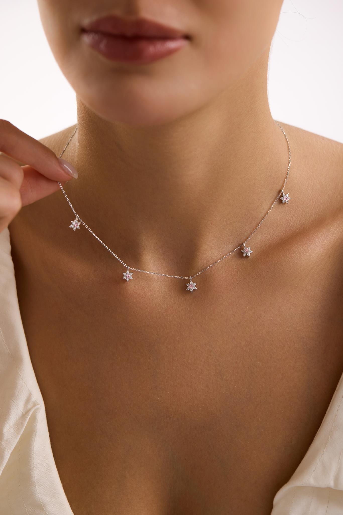 925 Ayar Gümüş Rodyum Kaplama Pembe Taşlı Minimal Çiçek Şans Kolye