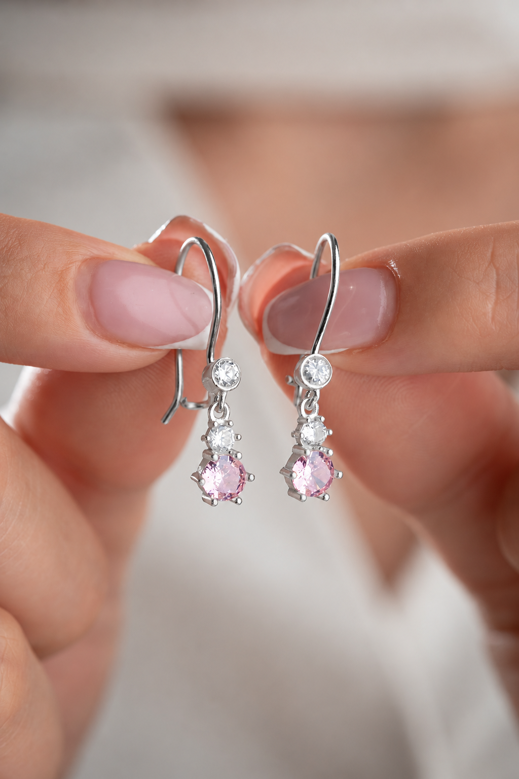 925 Ayar Gümüş Rodyum Kaplama Pembe Zirkon Taşlı Sallantılı Mengeçli Küpe
