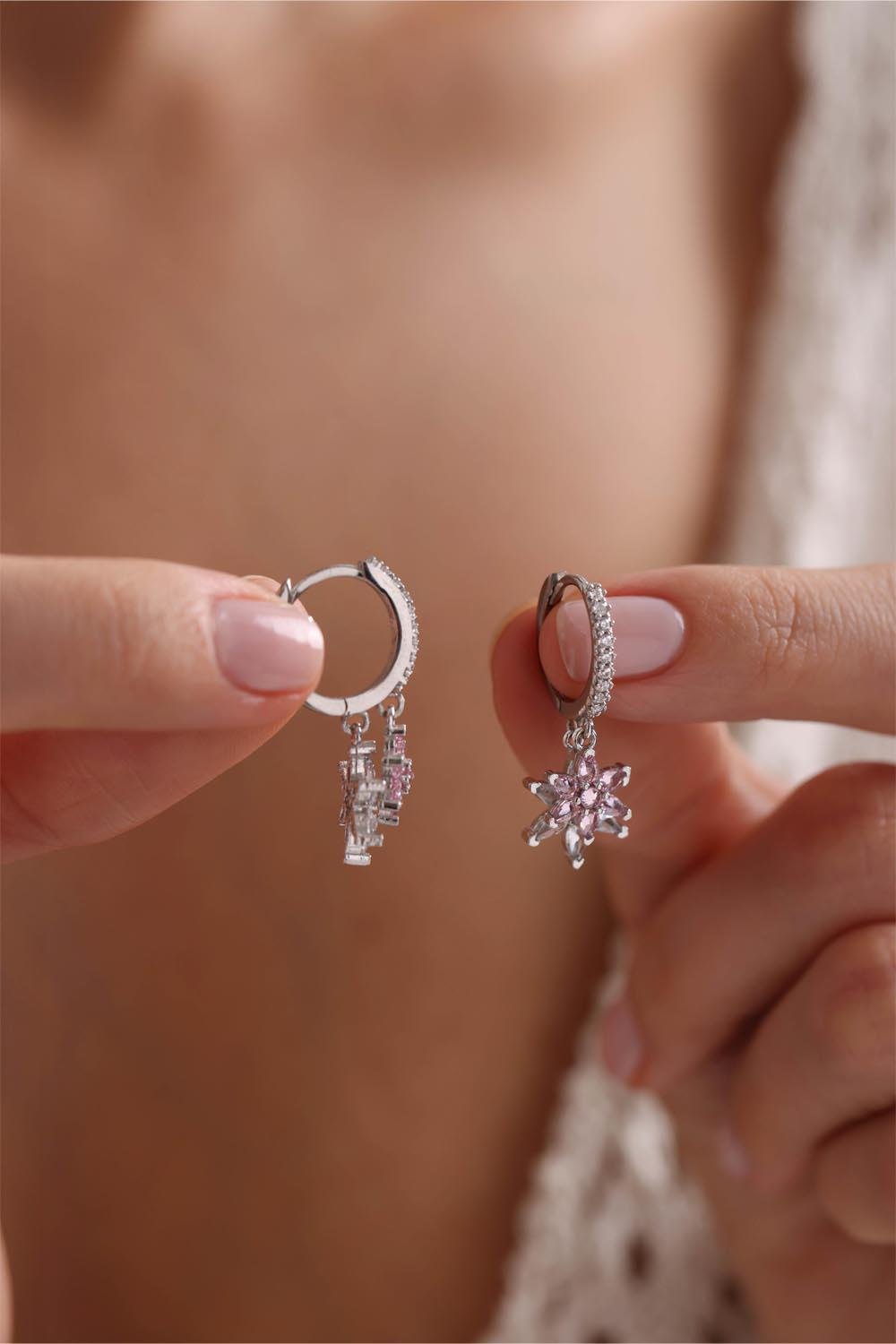 925 Ayar Gümüş Rodyum Kaplama Sallantılı Pembe Taşlı Çift Lotus Çiçeği Küpe