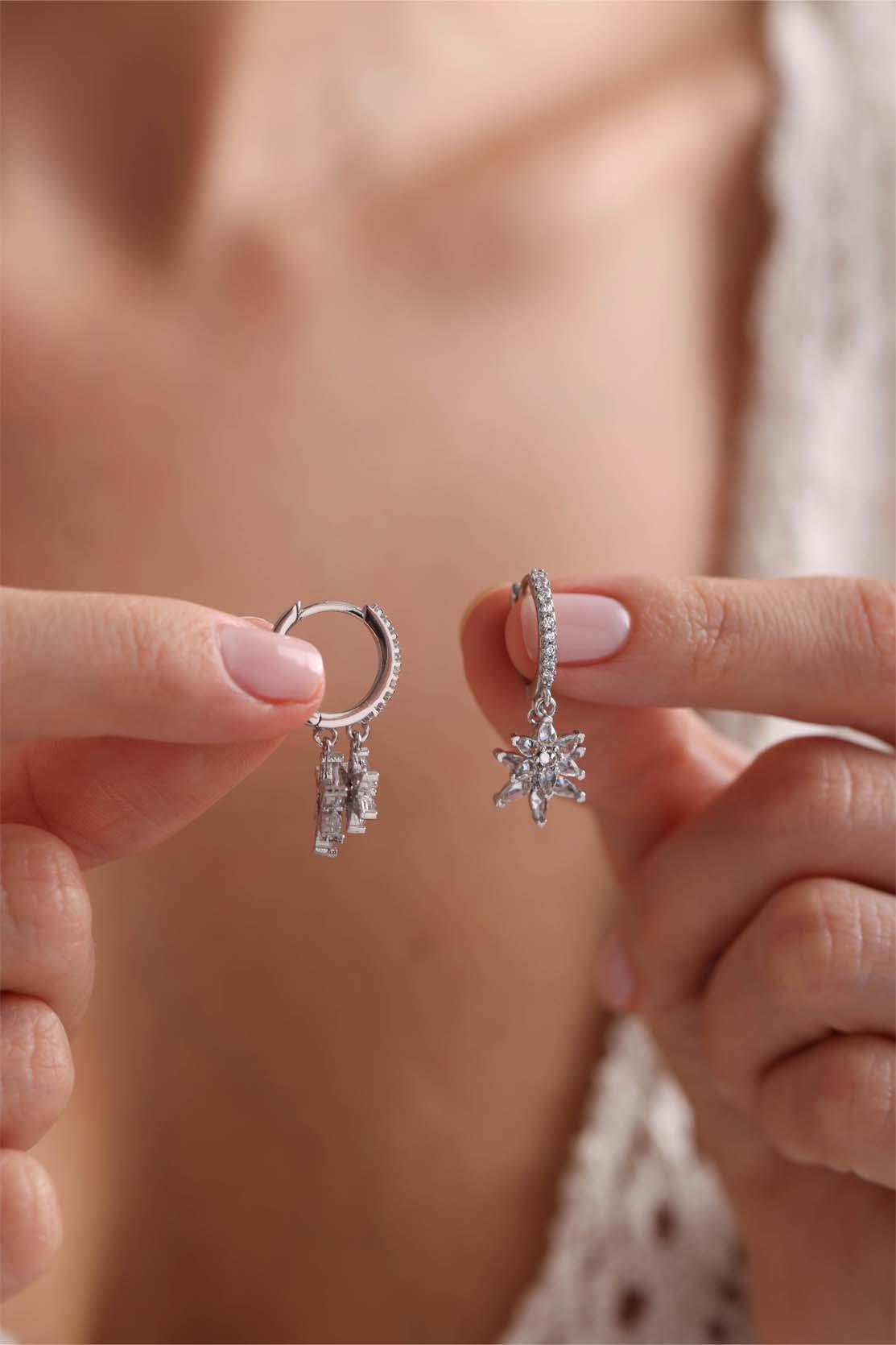 925 Ayar Gümüş Rodyum Kaplama Sallantılı Beyaz Taşlı Çift Lotus Çiçeği Küpe