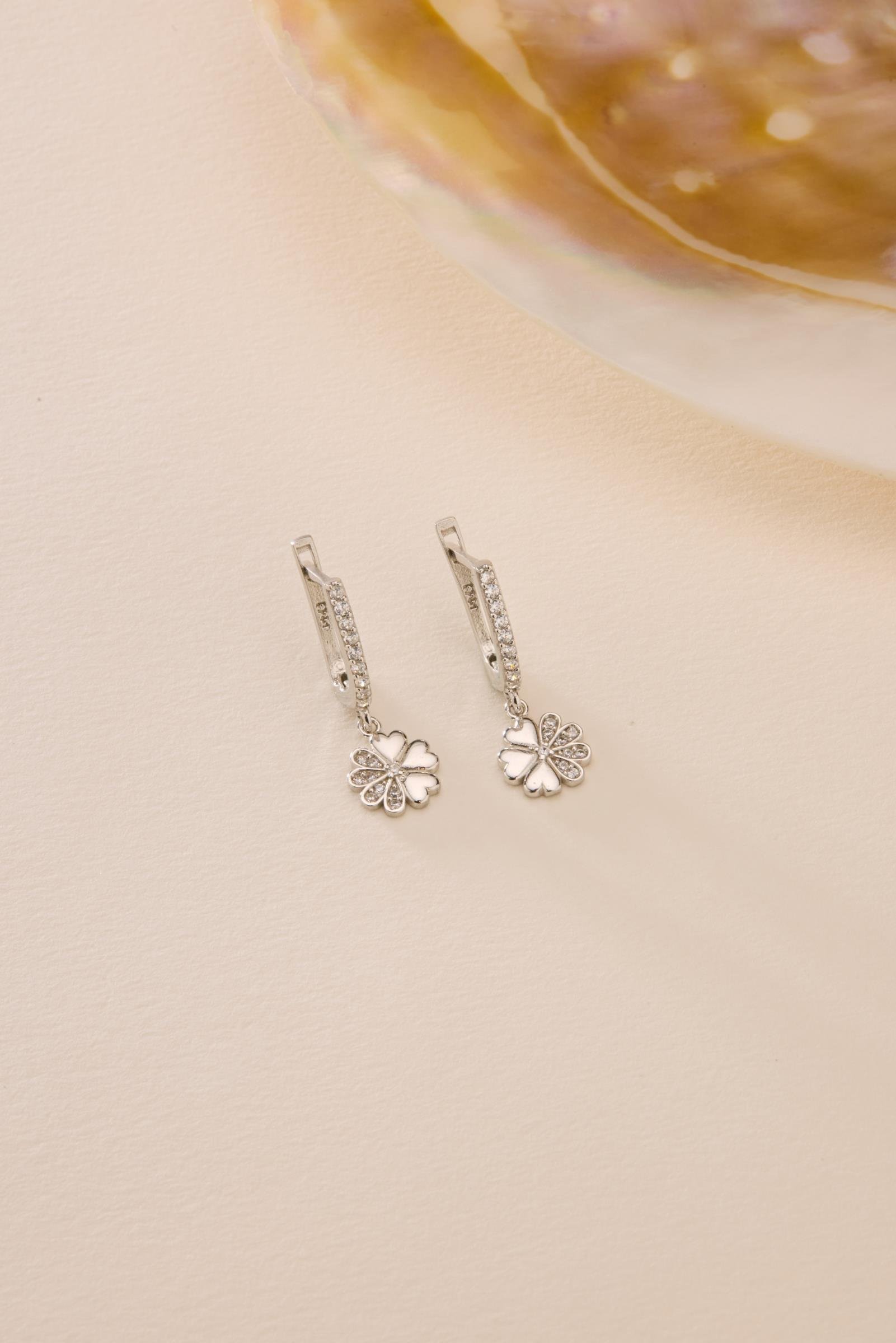 925 Ayar Gümüş Rodyum Kaplama Sallantılı U Model Çiçek Küpe