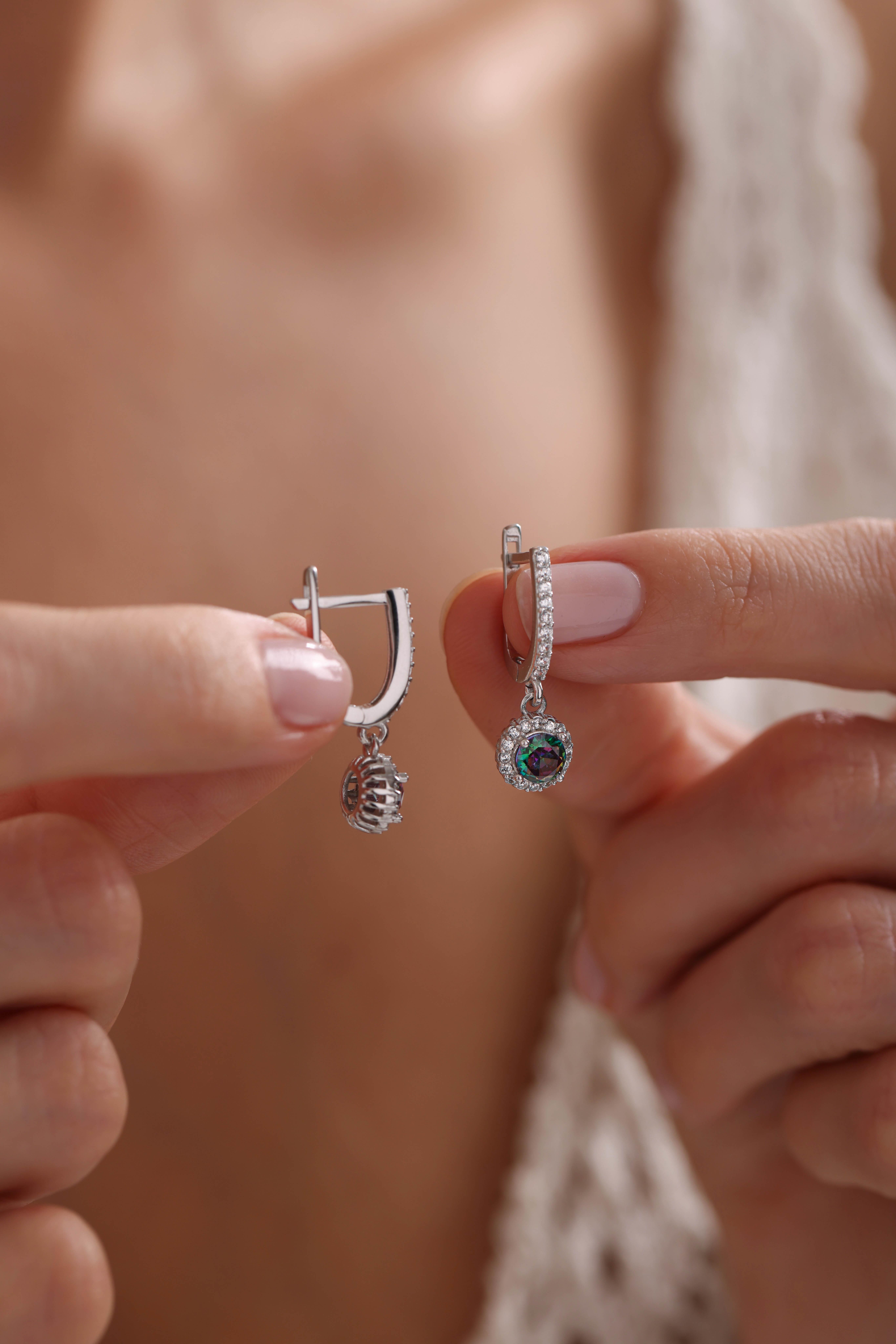 925 Ayar Gümüş Rodyum Kaplama Sallantılı U Model Yuvarlak Mistik Topaz Taşlı Küpe