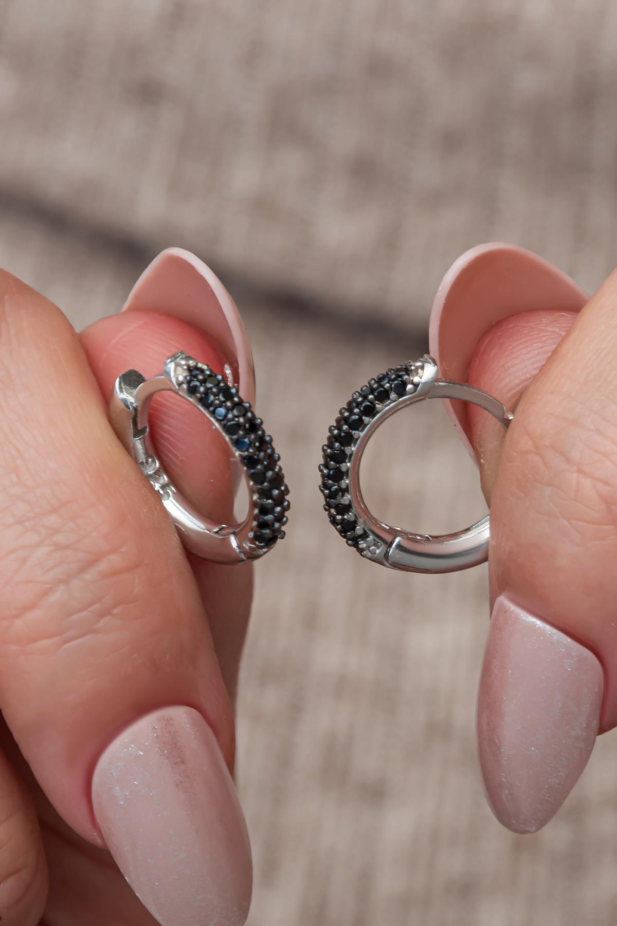 925 Ayar Gümüş Rodyum Kaplama Siyah Taşlı 15 mm Halka Küpe