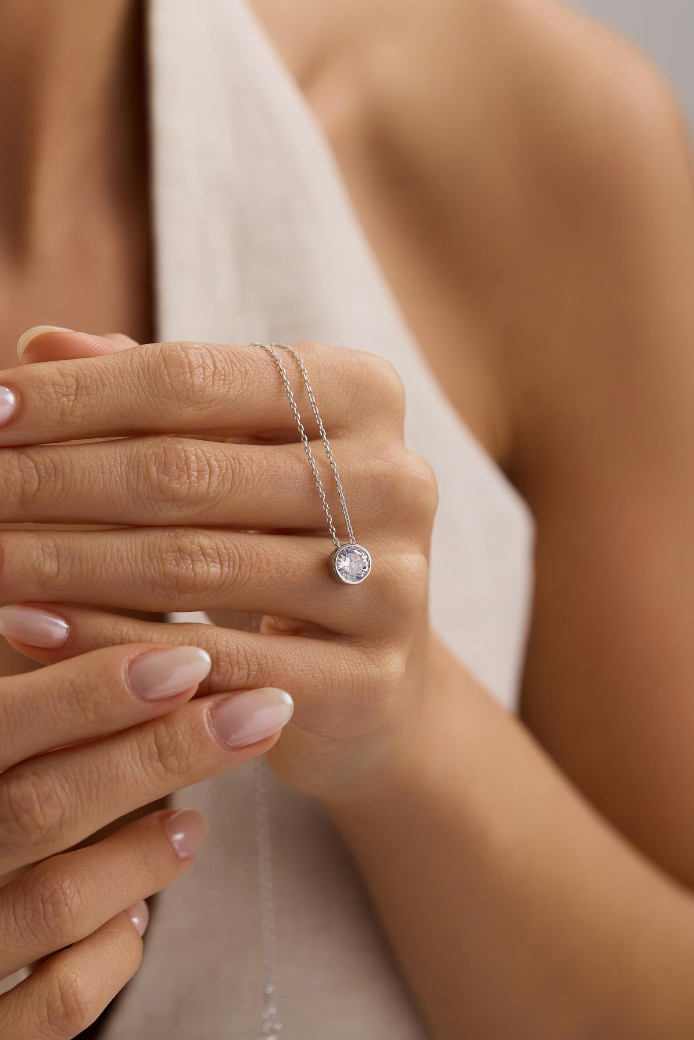 925 Ayar Gümüş Rodyum Kaplama Yuvarlak Tasarım Tektaş Kolye