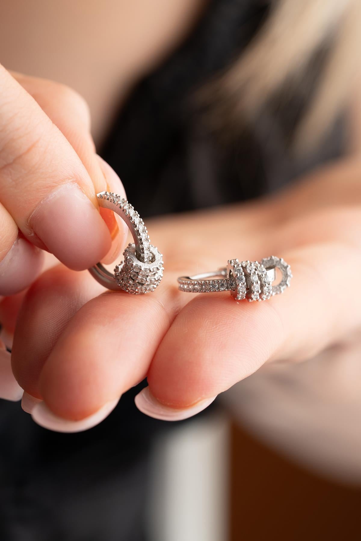 925 Ayar Gümüş Rodyumlu 15 mm Zirkon Taşlı Minik Halkalı Küpe