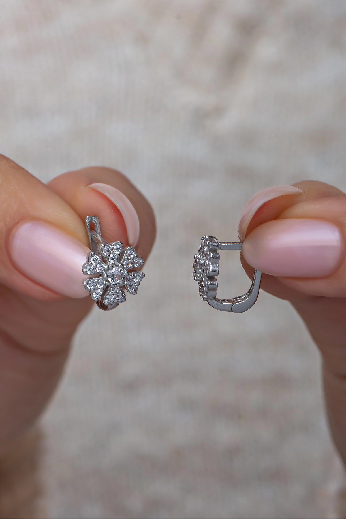 925 Ayar Gümüş Rodyumlu 6 Yapraklı Çiçek Küpe