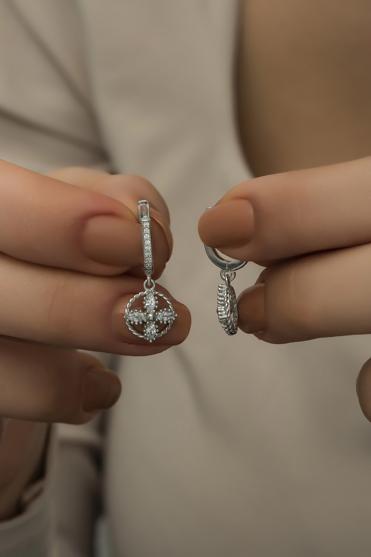 925 Ayar Gümüş Rodyumlu Sallantılı 4 Yapraklı Çiçek Küpe