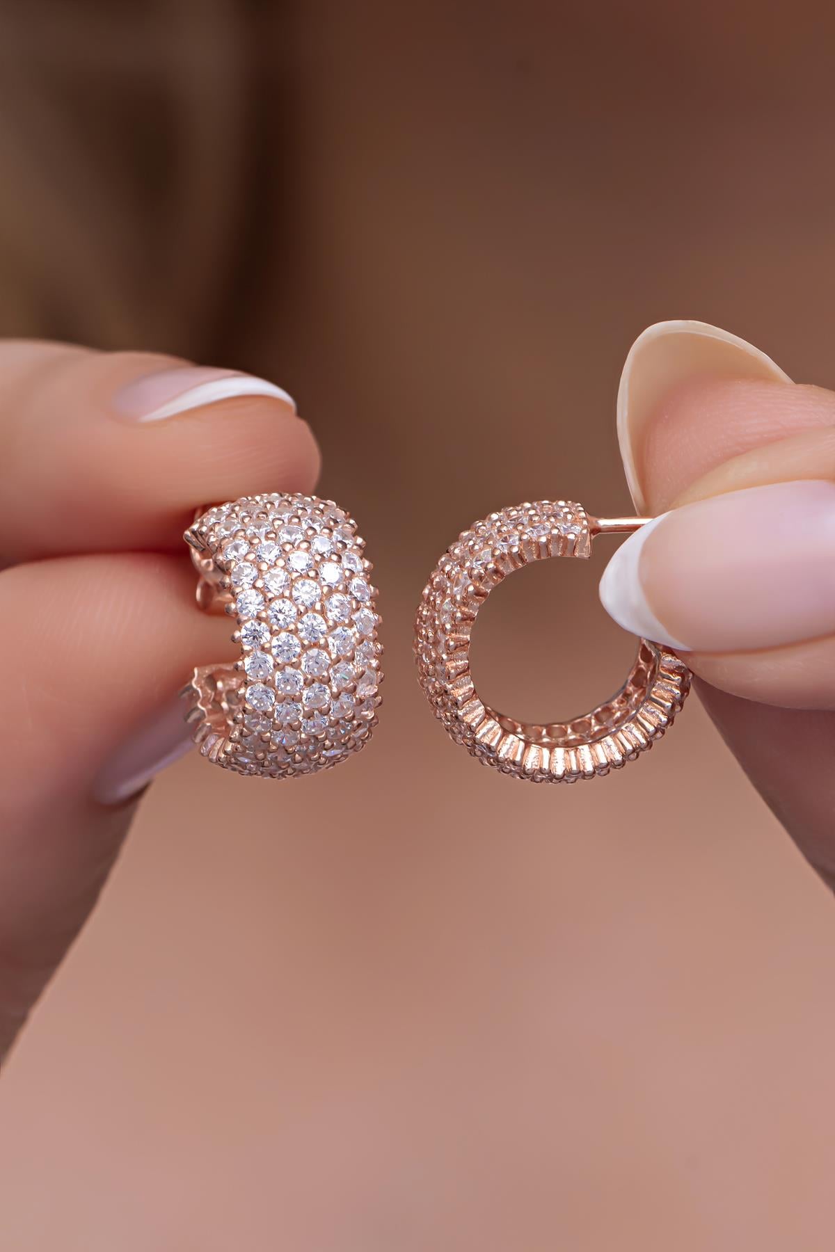 925 Ayar Gümüş Rose 5 Sıra Beyaz Taşlı Yarım Tur Küpe