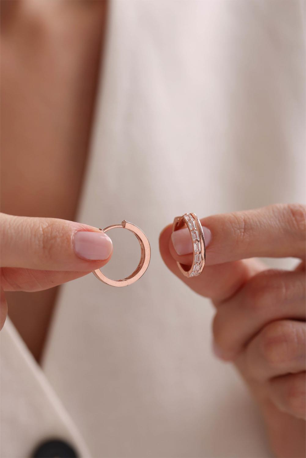 925 Ayar Gümüş Rose Kaplama 20 Mm Halka Baget Taşlı Küpe