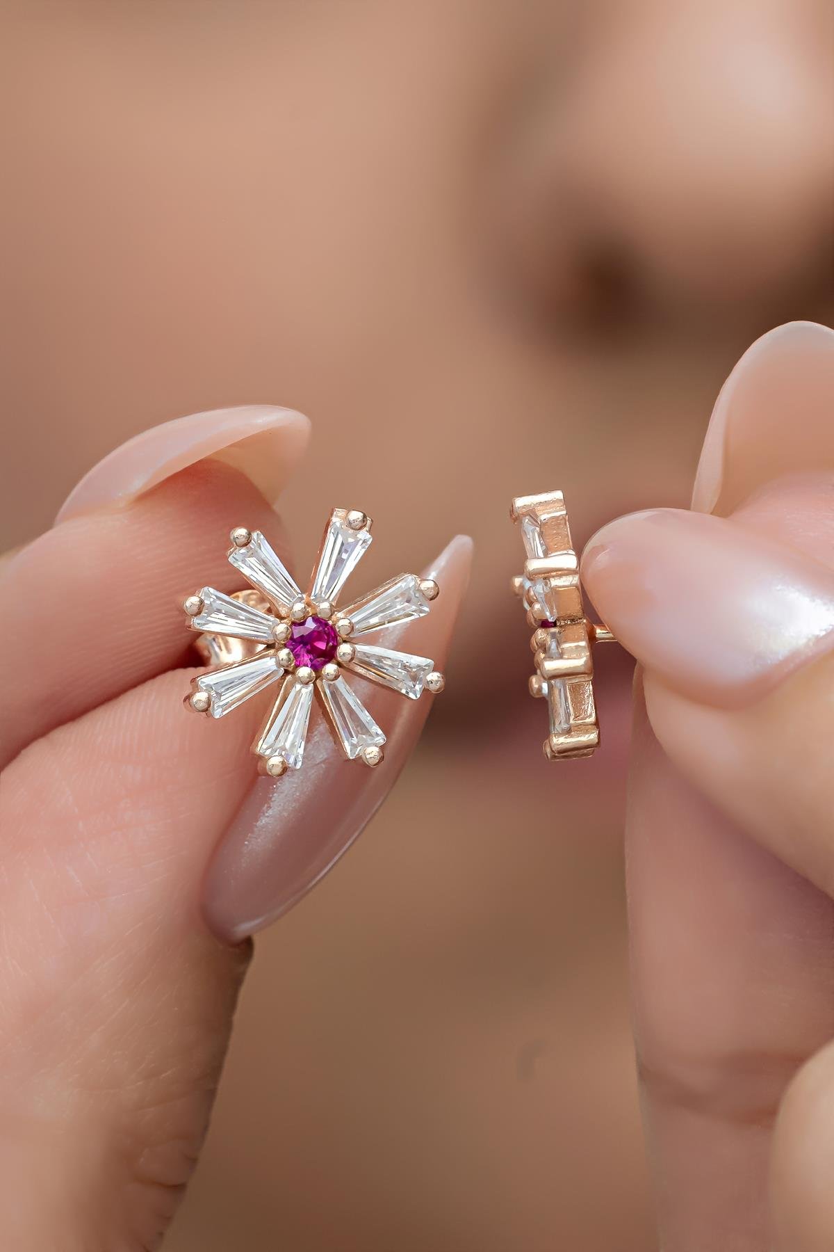 925 Ayar Gümüş Rose Kaplama Baget Taşlı Kırçiçeği Küpe