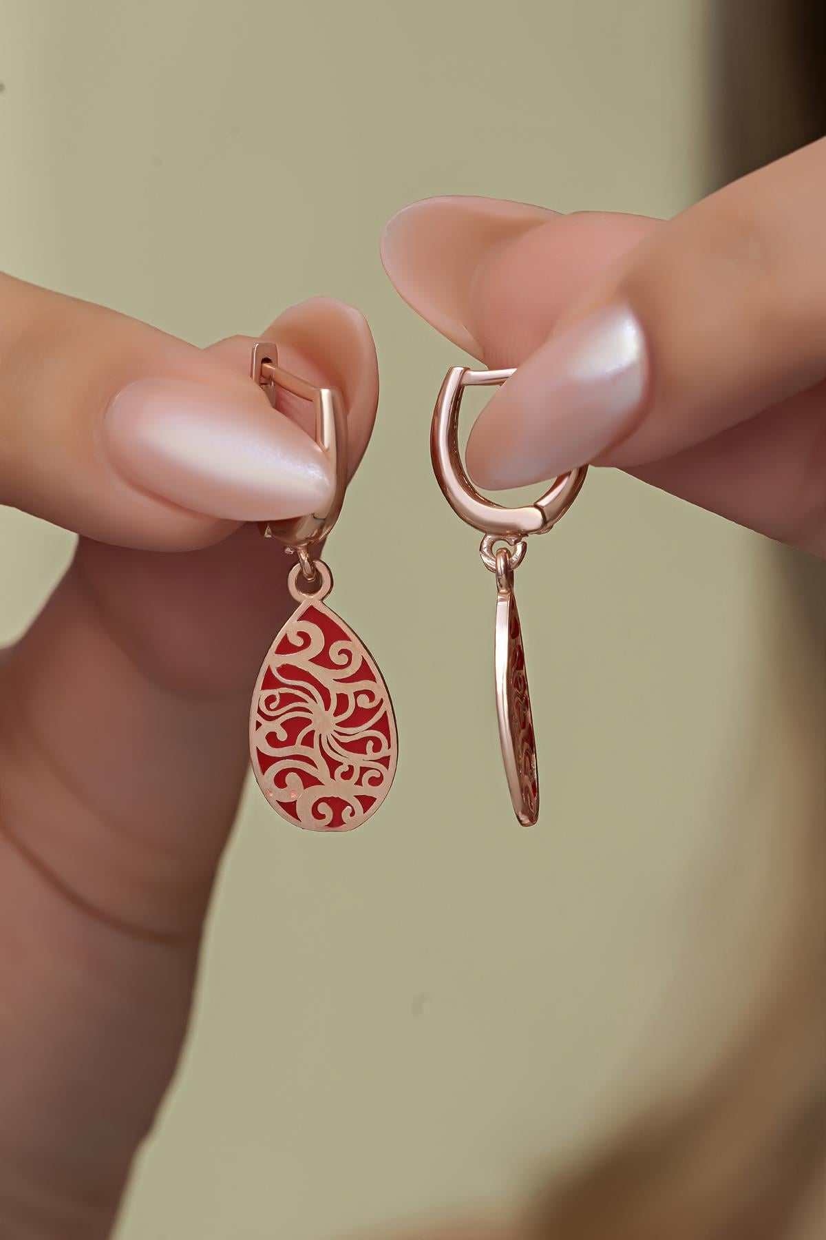 925 Ayar Gümüş Rose Kaplama Desenli Kırmızı Lazer Mineli  Küpe